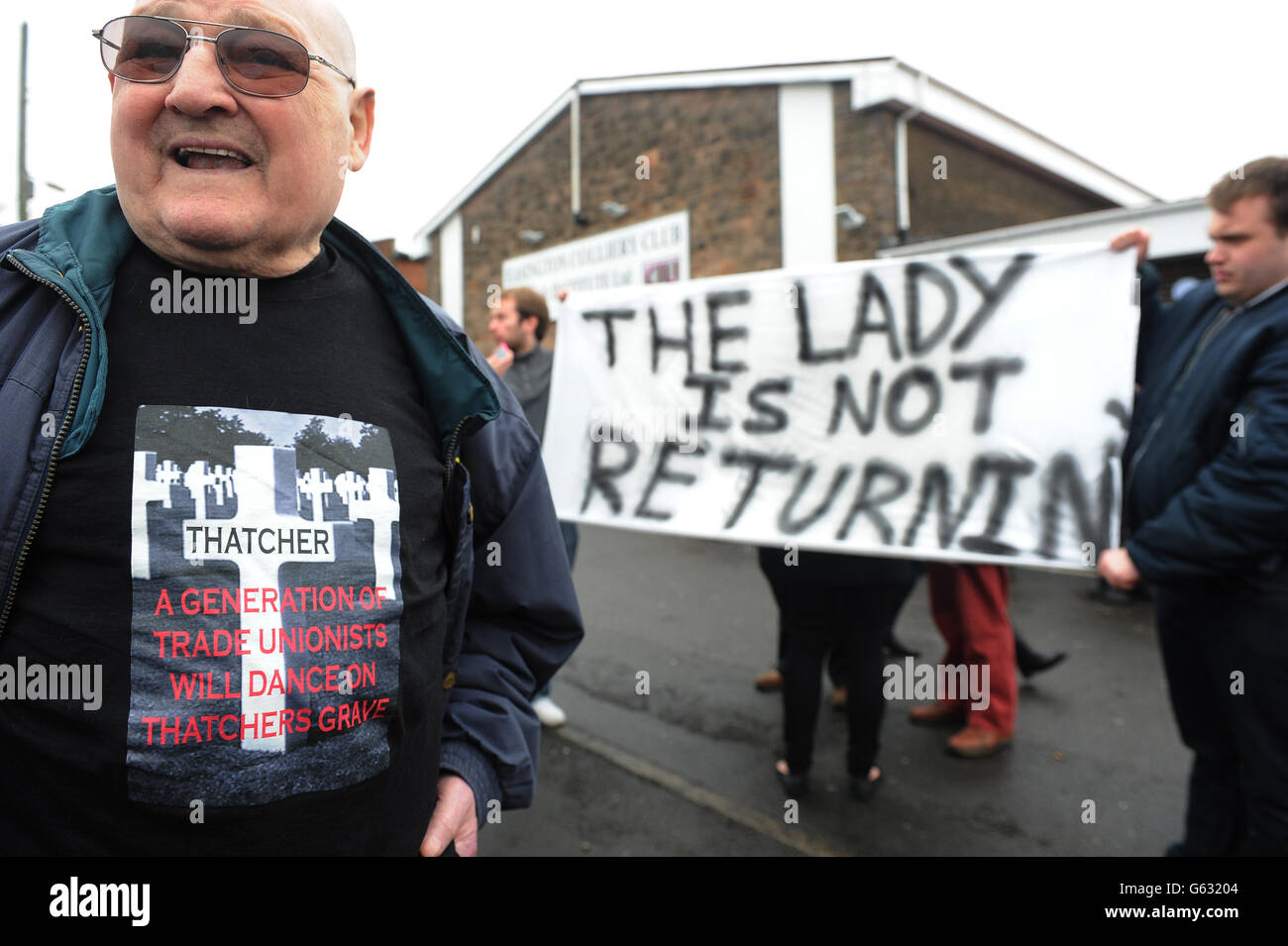 Les mineurs arrivent au club de la mine de charbon d'Easington pour le rassemblement d'aujourd'hui alors que les funérailles de la baronne Thatcher ont lieu. Banque D'Images