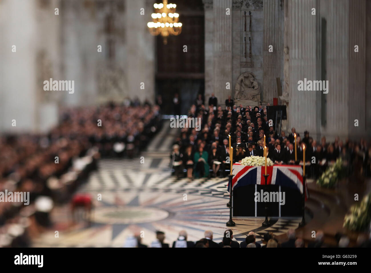 NOTE DE LA RÉDACTION: L'image a été créée à l'aide d'un objectif à plan variable: Une vue du cercueil drapé dans le drapeau de l'Union pendant les funérailles de la baronne Thatcher, à la cathédrale Saint-Paul, dans le centre de Londres. Banque D'Images
