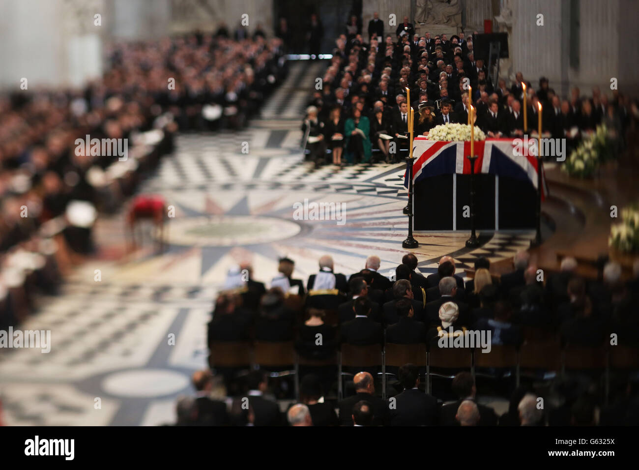 NOTE DE LA RÉDACTION: L'image a été créée à l'aide d'un objectif à plan variable: Une vue du cercueil drapé dans le drapeau de l'Union pendant les funérailles de la baronne Thatcher, à la cathédrale Saint-Paul, dans le centre de Londres. Banque D'Images