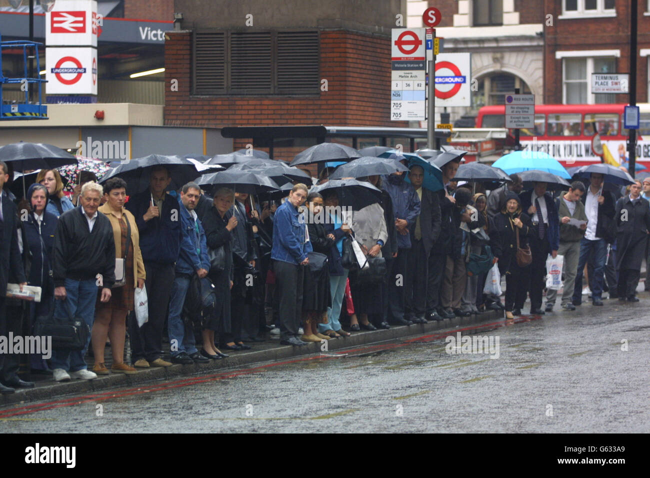 De longues lignes de navetteurs attendent les bus devant la gare Victoria de Londres après une grève de 24 heures par les travailleurs du métro ont paralysé les services dans le métro. * plus de 500 trains circulent normalement dans les heures de pointe mais presque tous à un arrêt complet ce matin. Les membres du Syndicat des transports et de la navigation ferroviaire maritime et Askef, qui protestent contre une augmentation de 3 % imposée des salaires, ont monté des lignes de piquetage à l'extérieur des stations de métro de l'autre côté de la capitale. 09/03/2004 des pourparlers de dernier fossé ont eu lieu le mardi 9 mars 2004 afin d'éviter une autre grève prévue pour le vendredi 12 mars. 2004 Banque D'Images