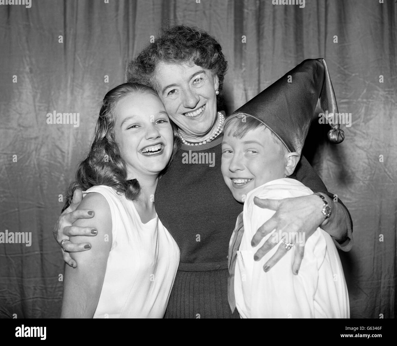 Enid Blyton, l'auteure pour enfants, au Prince's Theatre de Londres, avec Colin Saull, 13 ans, et Gloria Johnson, 15 ans, qui sont les vedette dans sa production de Noddy à Toyland. Banque D'Images
