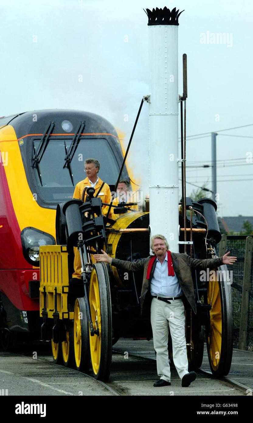 Sir Richard Branson se promène devant le Rocket de Stephenson et son nouveau train Virgin Voyager lors de sa visite au Musée national des chemins de fer de York. *....Sir Richard Branson était au musée pour lancer la nouvelle campagne de marketing touristique de la ville appelée 'Stay, juste un peu plus long.' Photo PA : Gareth Copley. Banque D'Images