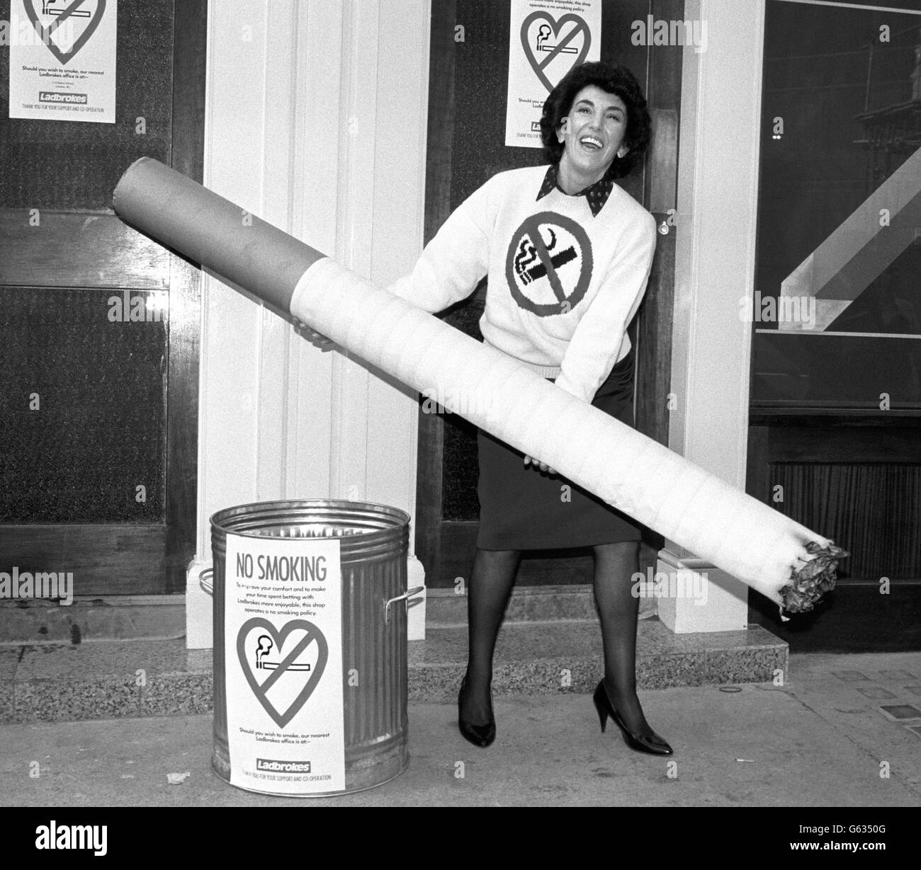 La jeune ministre de la Santé, Edwina Currie, montre comment se débarrasser de l'habitude de fumer alors qu'elle lance la première boutique de Paris non-fumeurs du Royaume-Uni appartenant à Ladbrokes dans le West End de Londres, à l'occasion de la Journée nationale de non-fumeurs. Banque D'Images