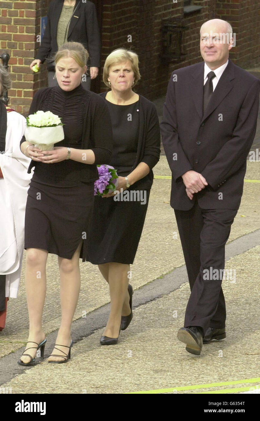 La famille et les amis de la jeune fille assassinée Amanda Dowler assistent au service d'action de grâce pour sa vie, à la cathédrale de Guildford. Amanda, 13 ans, - également connue sous le nom de Milly - a été enlevée sur son chemin de retour à Walton-on-Thames, Surrey, en mars. * ses restes ont été trouvés à 25 miles dans la forêt près de Fleet, Hants, le mois dernier. Banque D'Images