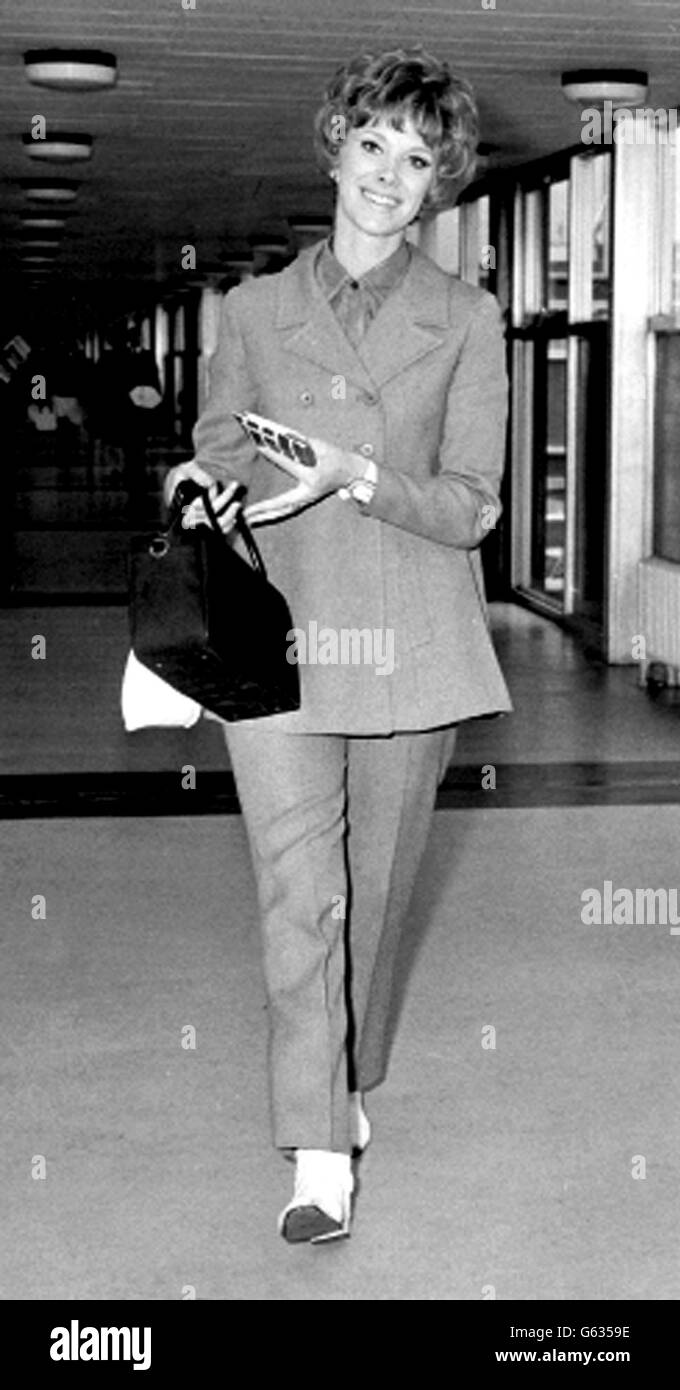 Wendy Craig, fait quelques jours de vacances dans le sud de la France. Elle est vue ici à l'aéroport de Heathrow. Banque D'Images