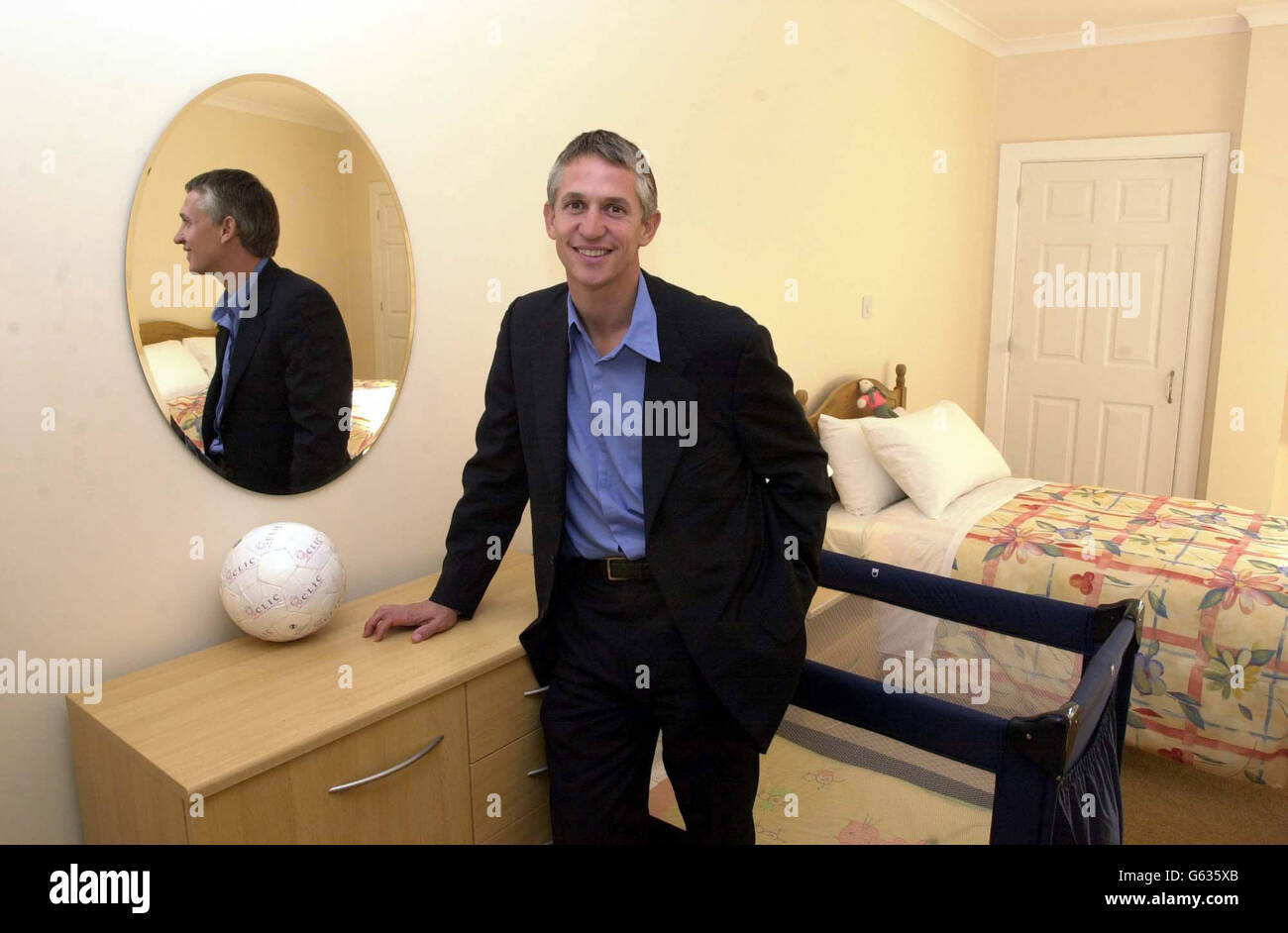 L'ancien joueur de l'Angleterre a fait tourner le spécialiste de la télévision, Gary Lineker, dans l'une des chambres de sa maison à Bristol, après qu'il a officiellement ouvert le premier centre britannique pour les enfants à recevoir des soins post-opératoires après le traitement du cancer et de la leucémie.* Lineker, dont le fils a survécu à la leucémie, a ouvert sa maison à Bristol après une partie de football avec quelques enfants malades.La maison est la première dans le pays à fournir des analyses de sang en maison dans des salles de traitement spéciales pour aider à prévenir la menace d'infection pendant que les enfants se rétablissent.La maison porte le nom de Sam Deacon, huit ans, décédé en 1993 Banque D'Images