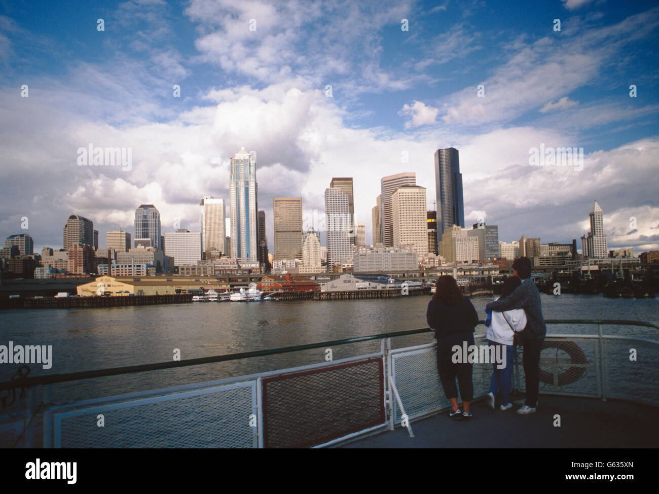 Avis voyageurs Seattle skyline de ferry sur le Puget Sound, Seattle, Washington, USA Banque D'Images