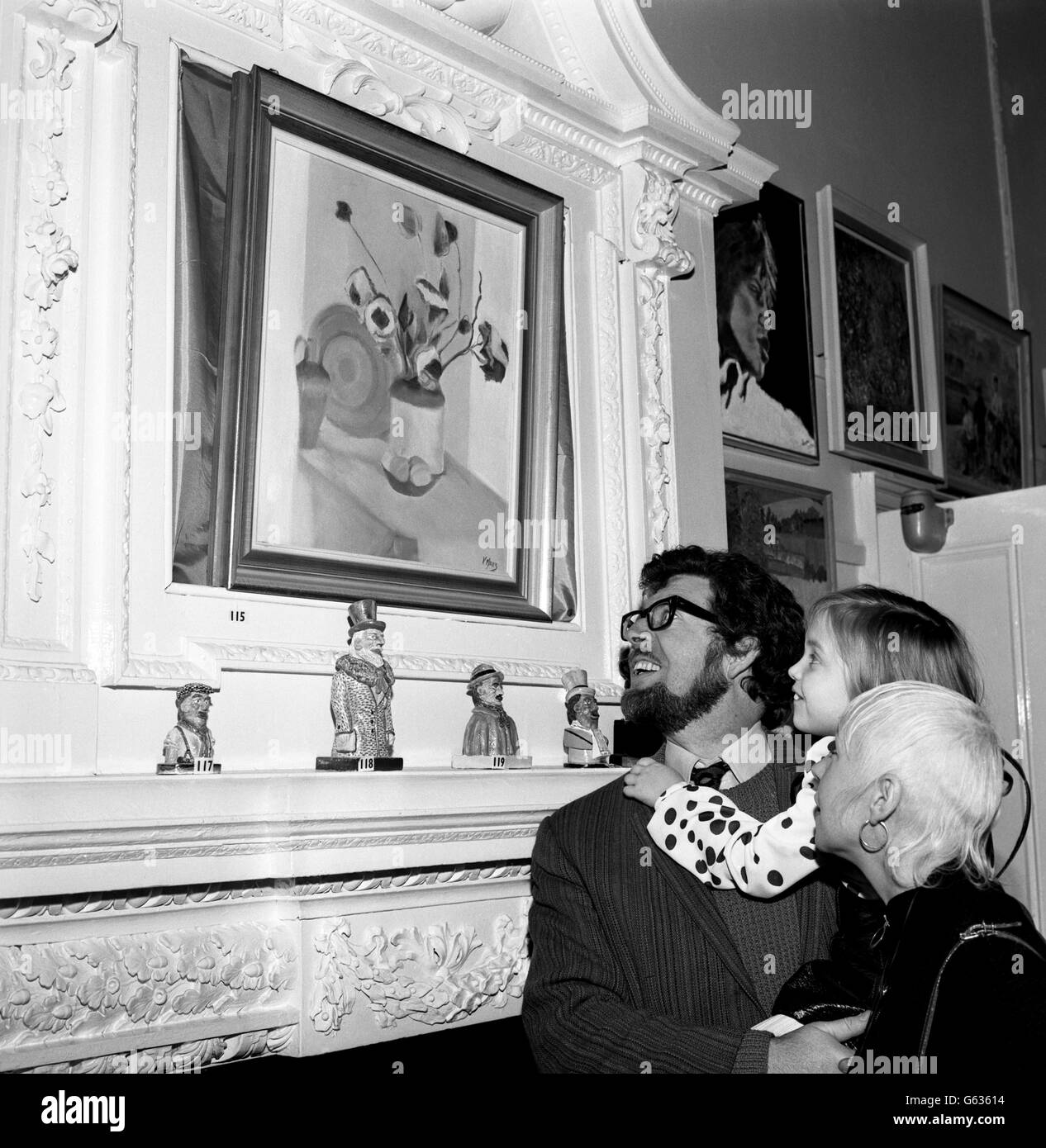 Rolf Harris, artiste australien, avec sa femme ALWEN Hughes et sa fille Bindi, 6 ans, à la 14e exposition internationale d'art amateur.Rolf a ouvert l'exposition à la Heatherley School of Art de Warwick Square, où il était élève. Banque D'Images