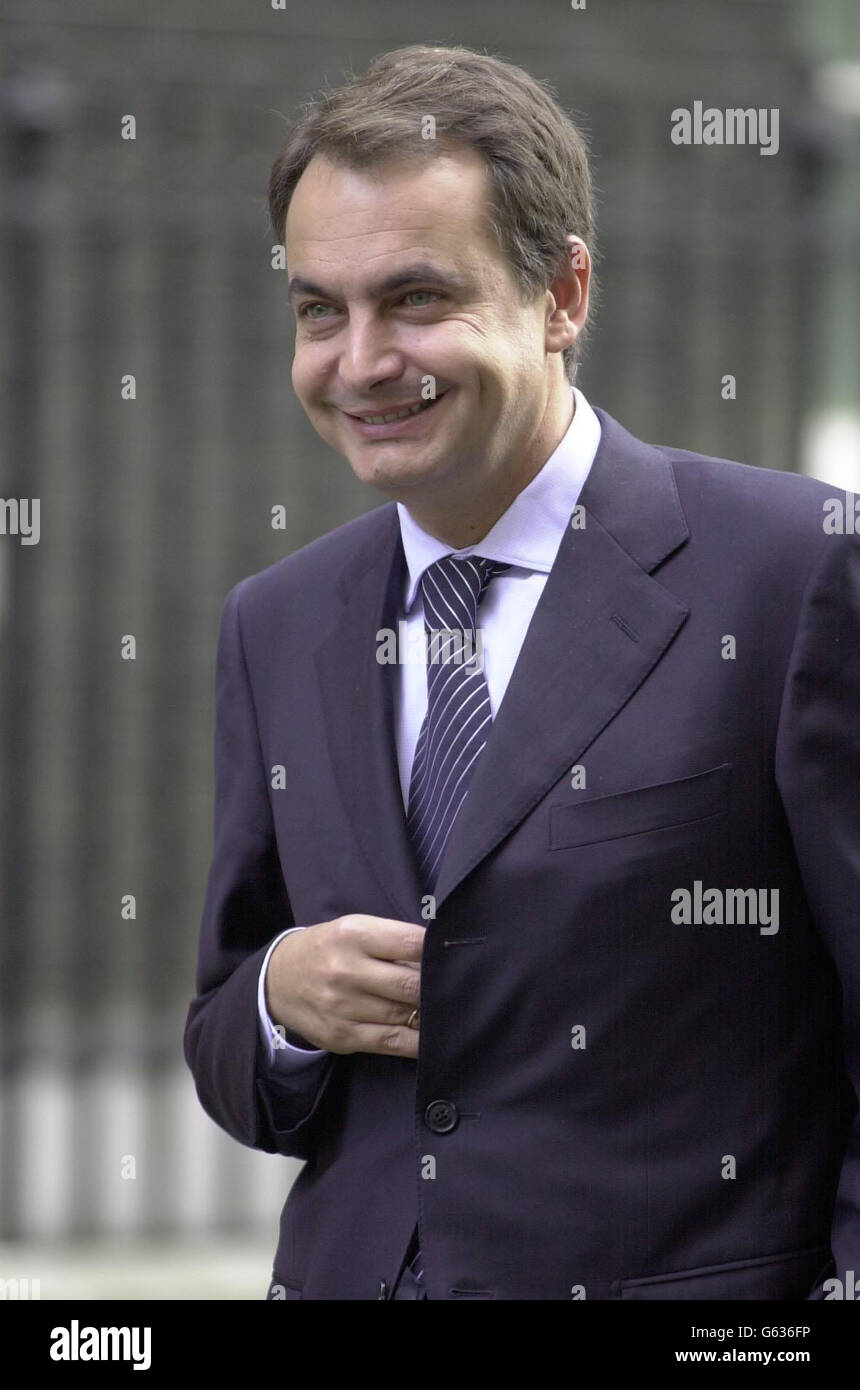 José Luis Rodriguez Zapatero - le socialiste espagnol - arrive à Downing Street, où le Premier ministre Tony Blair a accueilli une réunion des dirigeants européens de centre-gauche. Banque D'Images