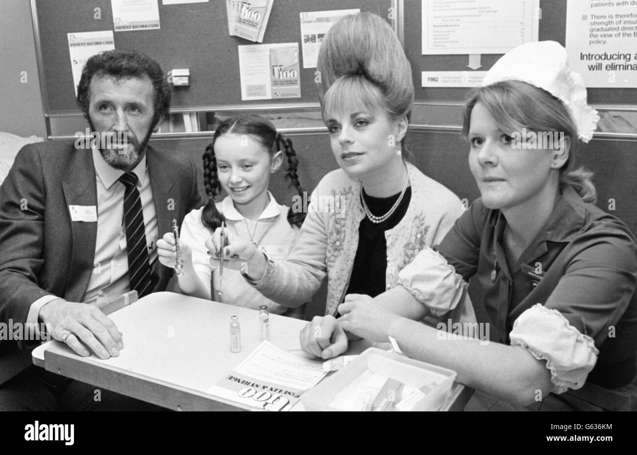 Diabétiques, footballeur écossais Danny McGrein, danseuse/actrice en herbe Tara Moran, 11 ans, et la chanteuse pop mari 'miss Beehive' Wilson, découvrez un nouveau système d'insuline de la consœur Brenda Griffiths à l'hôpital Guy. Banque D'Images