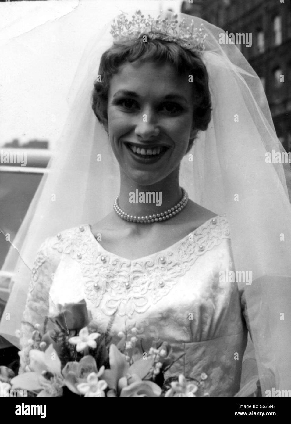 L'actrice souriante Wendy Craig arrivait à l'église St Columba, rue