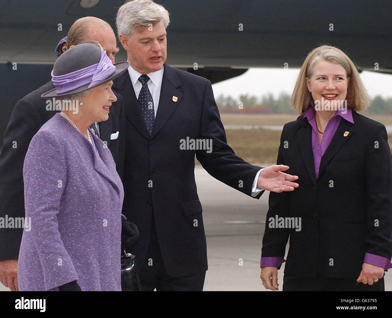 Le vice-premier ministre du Canada, John Manley, et son épouse, Judith, saluent la reine Elizabeth II de Grande-Bretagne à l'aéroport international Macdonald-Cartier d'Ottawa, à son arrivée dans la région. La semaine dernière, M. Manley a appelé à la fin de la monarchie. Banque D'Images