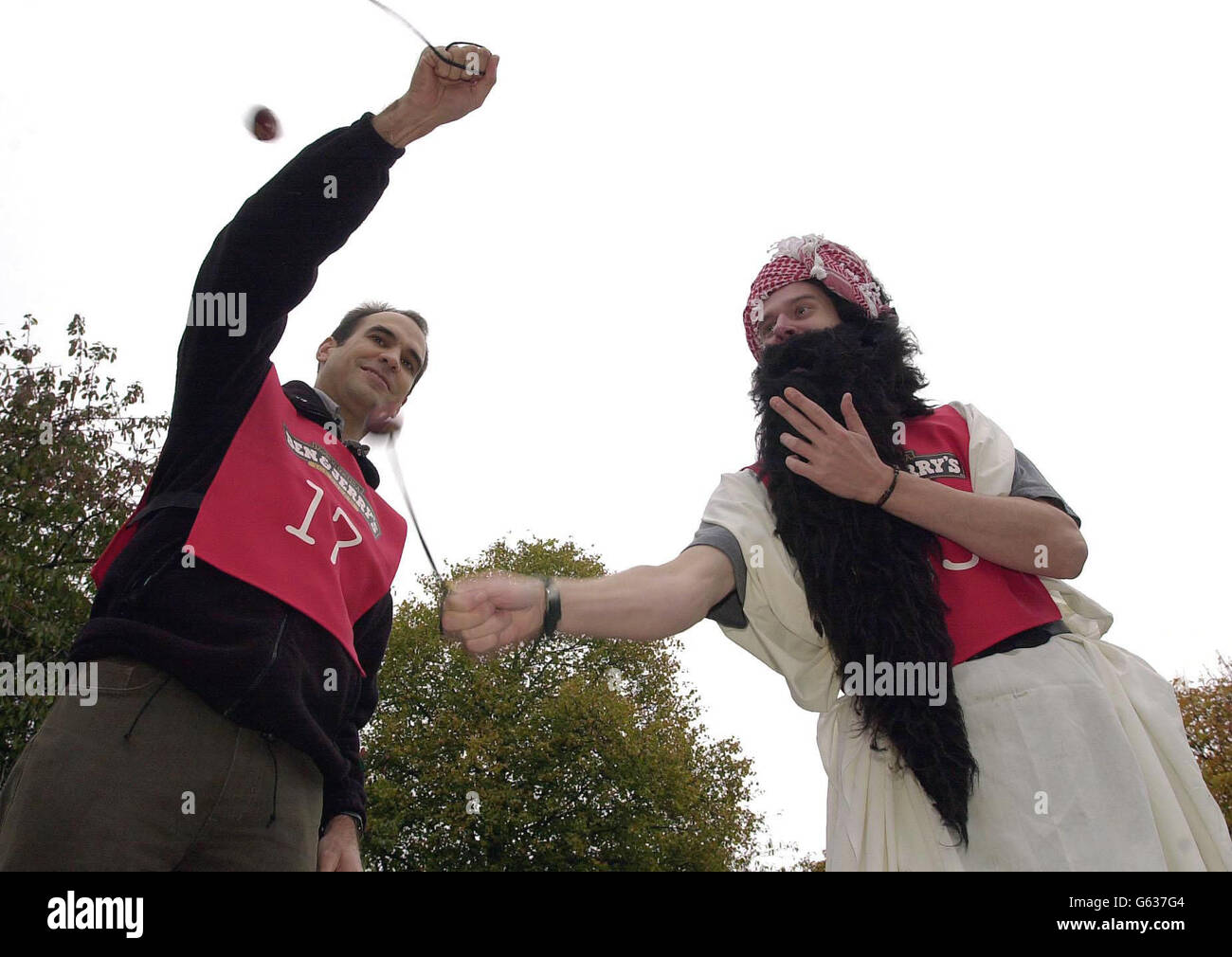 Richard Partington (à gauche) de kettering et Luke Sage de West Haddon, dans le Northamptonshire, participent aux championnats du monde de conker tenus à Ashton, dans le Northamptonshire.* des concurrents de tous âges du monde entier se sont réunis pour participer aux Championnats du monde Conker avec près de 400 adultes et enfants participant à l'événement tenu sur le village vert.Des trophées seront attribués pour les gagnants des sections hommes, femmes et enfants. Banque D'Images