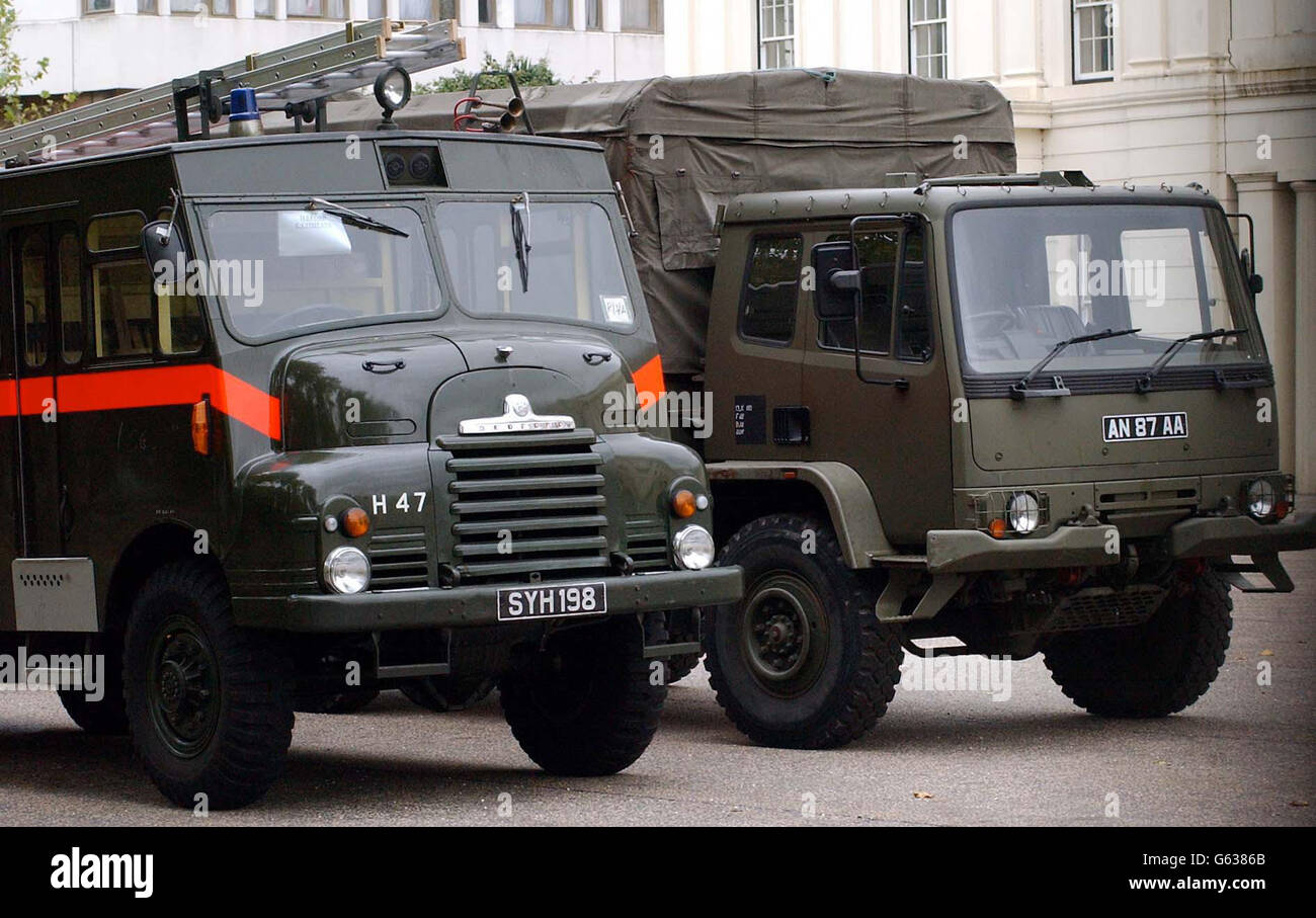 Les pompiers de la Déesse verte de l'Armée britannique font la queue à la caserne Wellington, à Londres, avant l'annonce du prochain bulletin de grève des pompiers britanniques. *... les dirigeants des pompiers du pays ont déclaré qu'ils s'attendaient à une majorité confortable en faveur des grèves sur salaire, car les Goddesses vertes militaires ont été déplacées en position pour fournir une couverture d'urgence pendant le conflit. 13/11/02: Les pompiers ont été mis en grève dans la crainte que les services armés ne soient pas en mesure de maintenir des poteaux de sécurité. Downing Street a dit que le comité des éventualités civiles - nom de code Banque D'Images