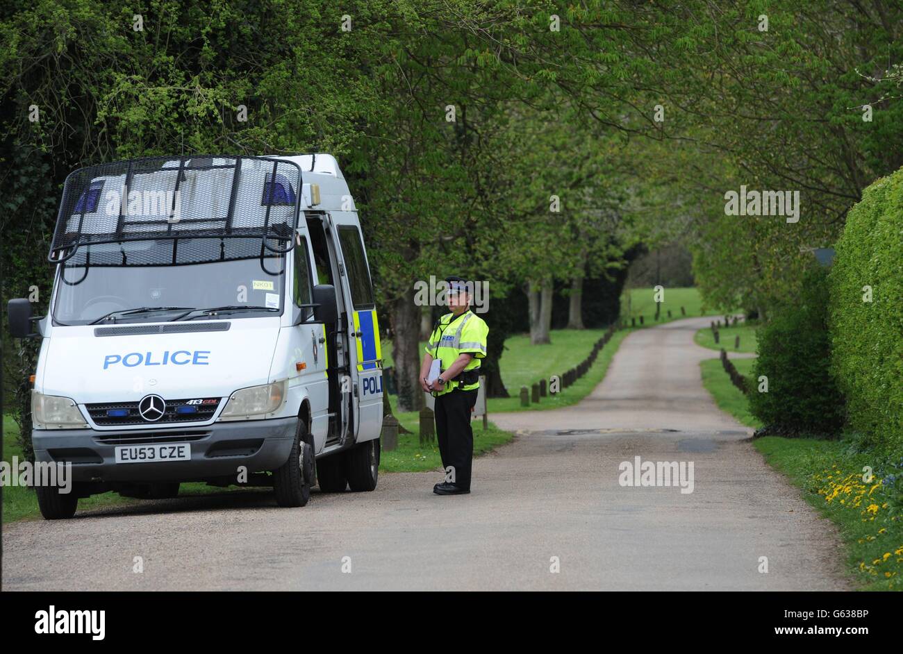 La police à la porte de l'hôtel Hall Country House à Hatfield Heath, dans l'Essex, où deux personnes ont été trouvées mortes dans une piscine hier. Banque D'Images