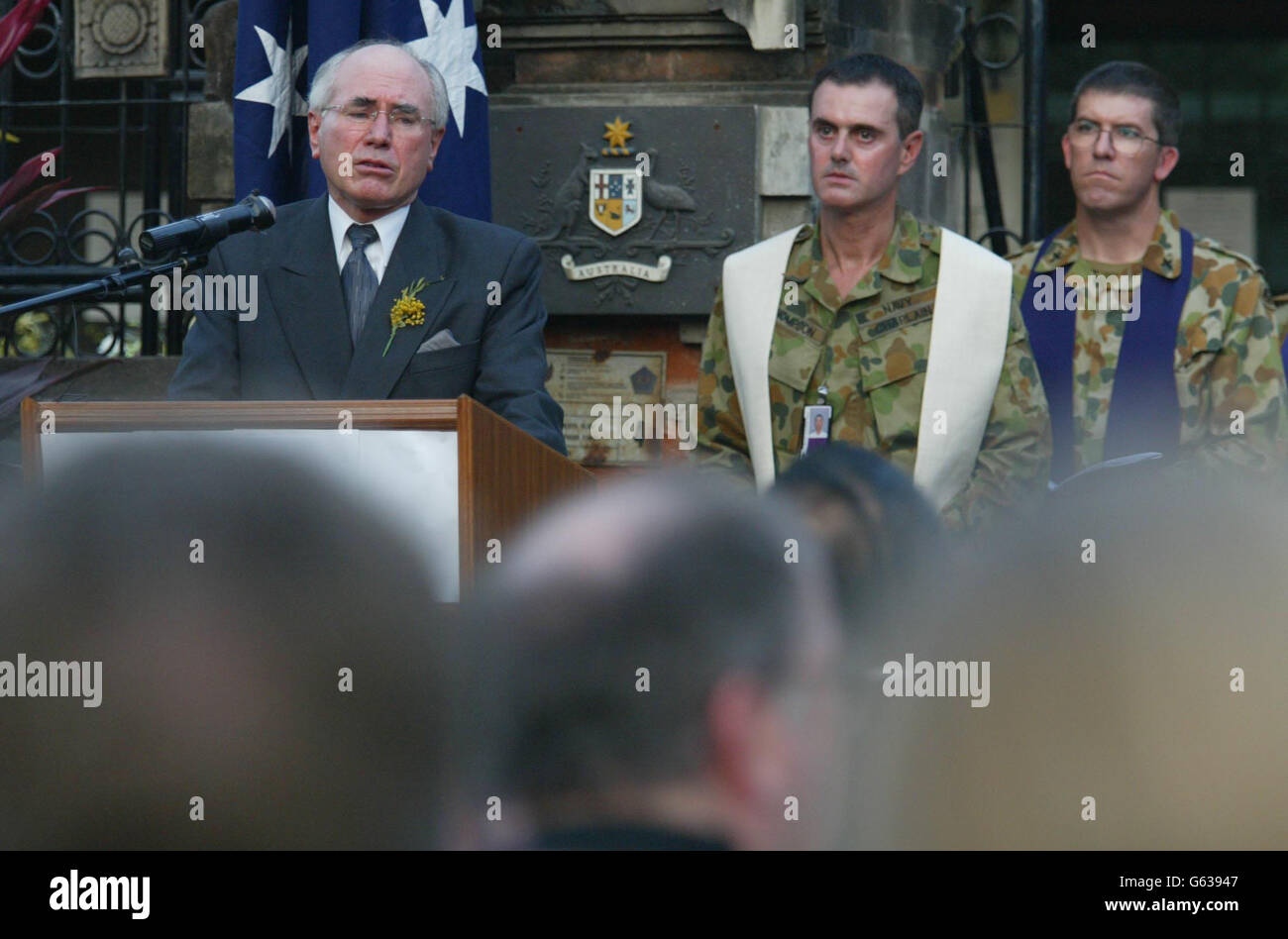 Deux aumôniers de la Royal Australian Air Force écoutent pendant que le Premier ministre australien John Howard (à gauche) parle lors d'un service commémoratif à Denpasar, à Bali, pour les familles des victimes blessées et tuées dans l'attentat à la voiture piégée au Sari Club, dans la ville, le week-end. Banque D'Images