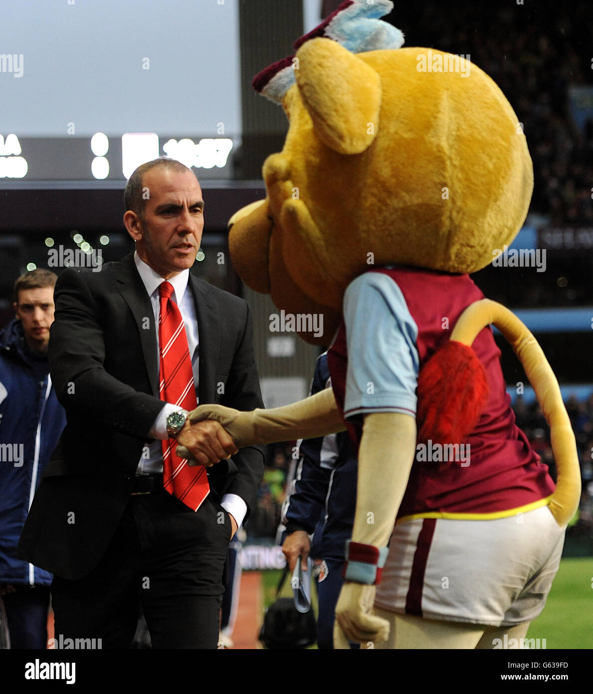 Paolo Di Canio, directeur de Sunderland, se réveille les mains avec la mascotte Bella the Lion d'Aston Villa Banque D'Images