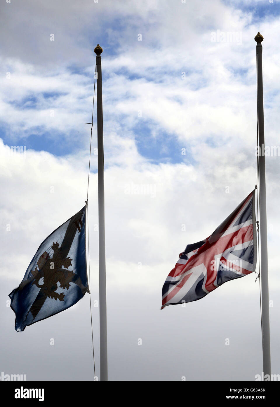 Drapeaux en Berne à la caserne de Glencorse, la maison des Royal Highland Fusiliers, près d'Édimbourg, Après que trois soldats britanniques aient été tués et six autres blessés après que leur véhicule lourdement blindé ait été frappé par une grosse bombe au bord de la route alors qu'ils étaient en patrouille dans le district de Nahr-e-Saj dans la province d'Helmand. Banque D'Images