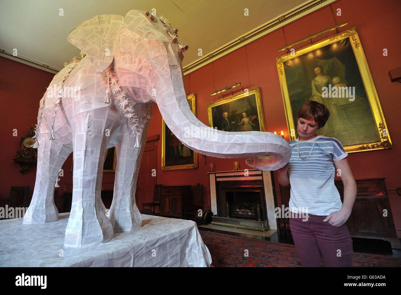 Grace Billings de Totnes, coordinatrice du Festival Port Eliot, voit l'éléphant dans la salle, une sculpture de 12 pieds d'un éléphant indien par Ballet Rambert designer de production, Michael Howells, Et terminé dans des pages de livre de poche, dans la grande salle à manger à la maison majestueuse de Port Eliot à St Allemands, Cornouailles. Banque D'Images