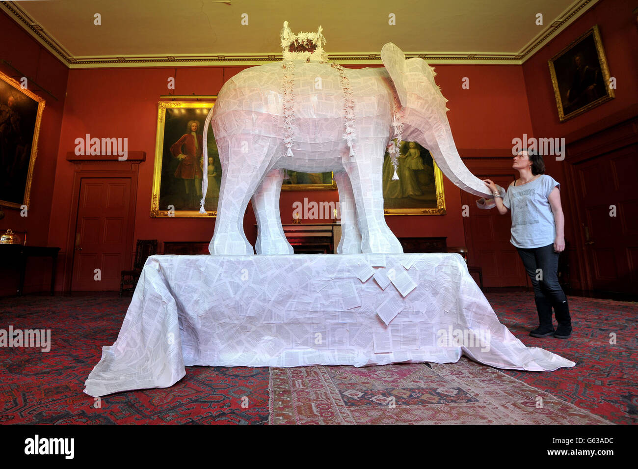 L'éléphant dans la pièce de la sculpture Banque D'Images