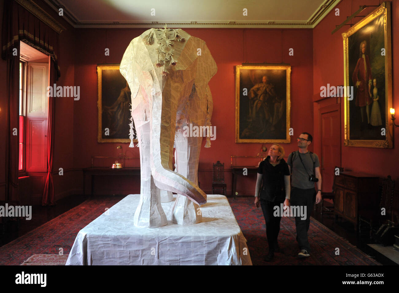 L'éléphant dans la pièce de la sculpture Banque D'Images
