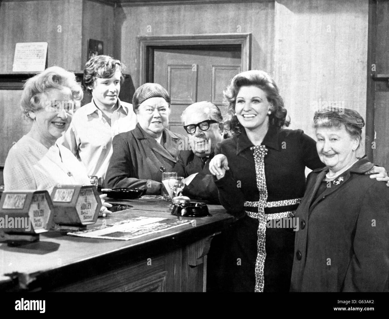 Une image de 1970 sur l'ensemble du Rover Return de Coronation Street. (l-r) Doris Speed (Annie Walker), William Roache (Ken Barlow), Violet Carson (Ena Sharples), Jack Howarth (Albert Tatlock), Pat Phoenix (Elsie Tanner) et Margot Bryant (Minnie Caldwell). Banque D'Images Une image de 1970 sur l'ensemble du Rover Return de Coronation Street. (l-r) Doris Speed (Annie Walker), William Roache (Ken Barlow), Violet Carson (Ena Sharples), Jack Howarth (Albert Tatlock), Pat Phoenix (Elsie Tanner) et Margot Bryant (Minnie Caldwell). Banque D'Images