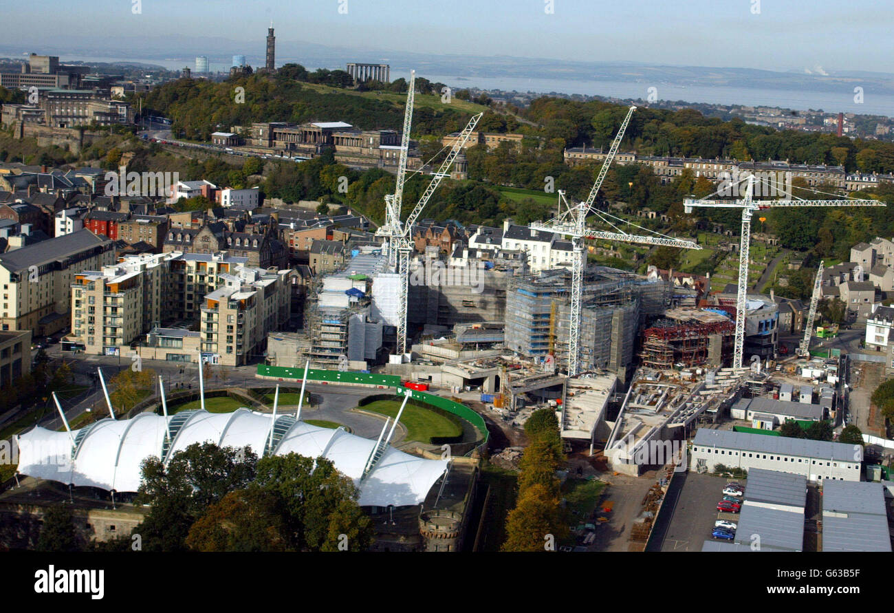 Vue générale du chantier qui deviendra la nouvelle résidence du Parlement écossais près du Palais de Holyroodhouse à Édimbourg. Banque D'Images