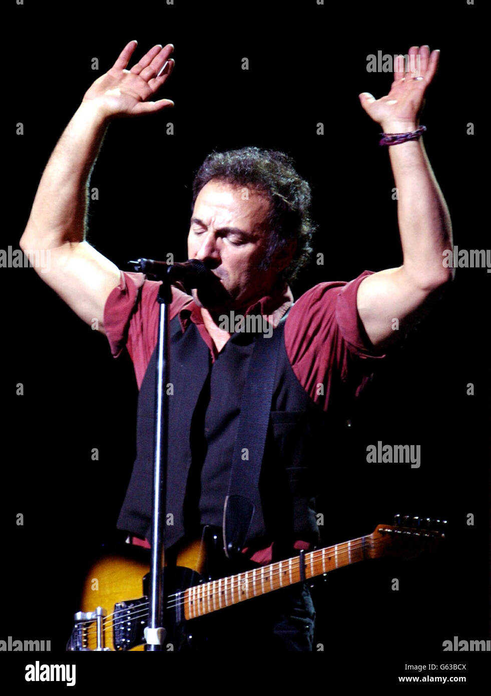 Bruce Springsteen, la star du rock américain, se présentant sur scène lors d'un concert unique à Londres au Wembley Arena dans le cadre de sa tournée mondiale après la sortie de son premier album pendant huit ans, « The Rising ». Banque D'Images