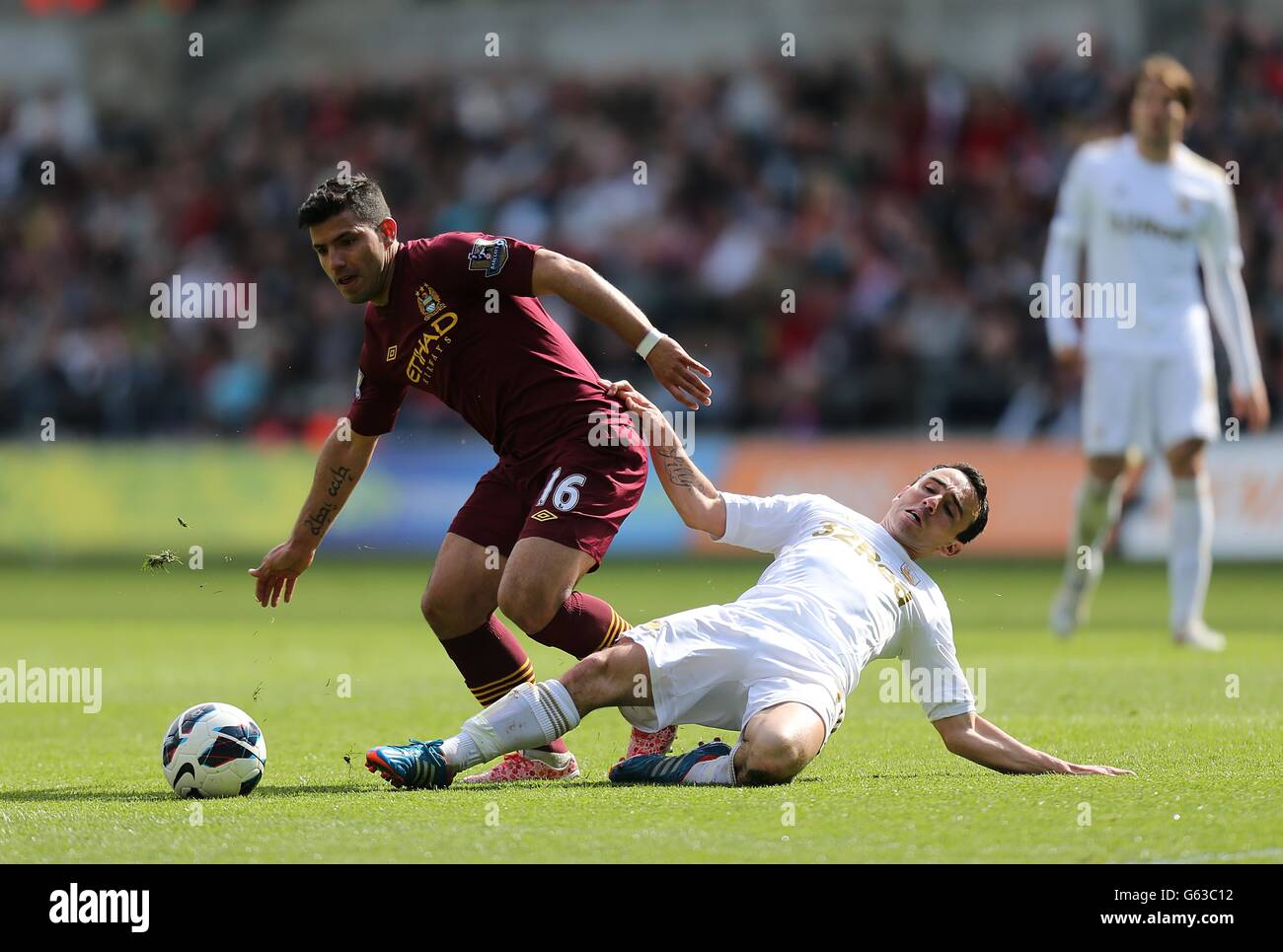 Football - Barclays Premier League - Swansea City / Manchester City - Liberty Stadium.Sergio Aguero de Manchester City (à gauche) et Leon Britton de Swansea City se battent pour le ballon Banque D'Images