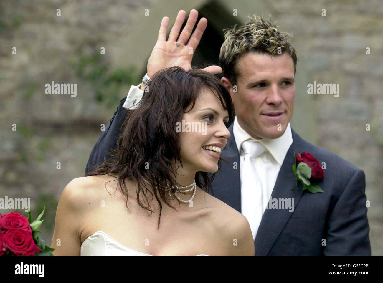 Le rameur olympique James Cracknell et sa femme présentatrice de télévision Beverley Turner posent pour des photos après leur mariage au château de Clearwell à Gloucestershire. Banque D'Images