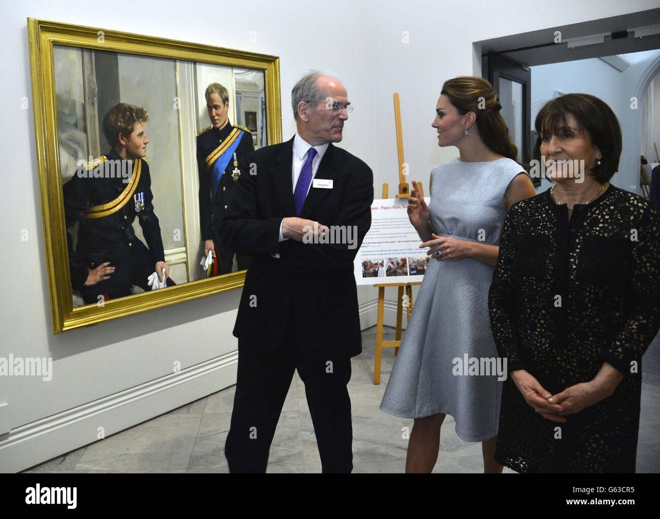 La duchesse de Cambridge voit un tableau de son mari le duc de Cambridge et le beau-frère le prince Harry, accompagné par le directeur du National Portrait Gallery, Sandy Nairne, et le fondateur de la Art Room, Juli Beattie (à droite) lors d'une visite au National Portrait Gallery, Londres, Pour célébrer le travail de l'organisme de bienfaisance Art Room. Banque D'Images