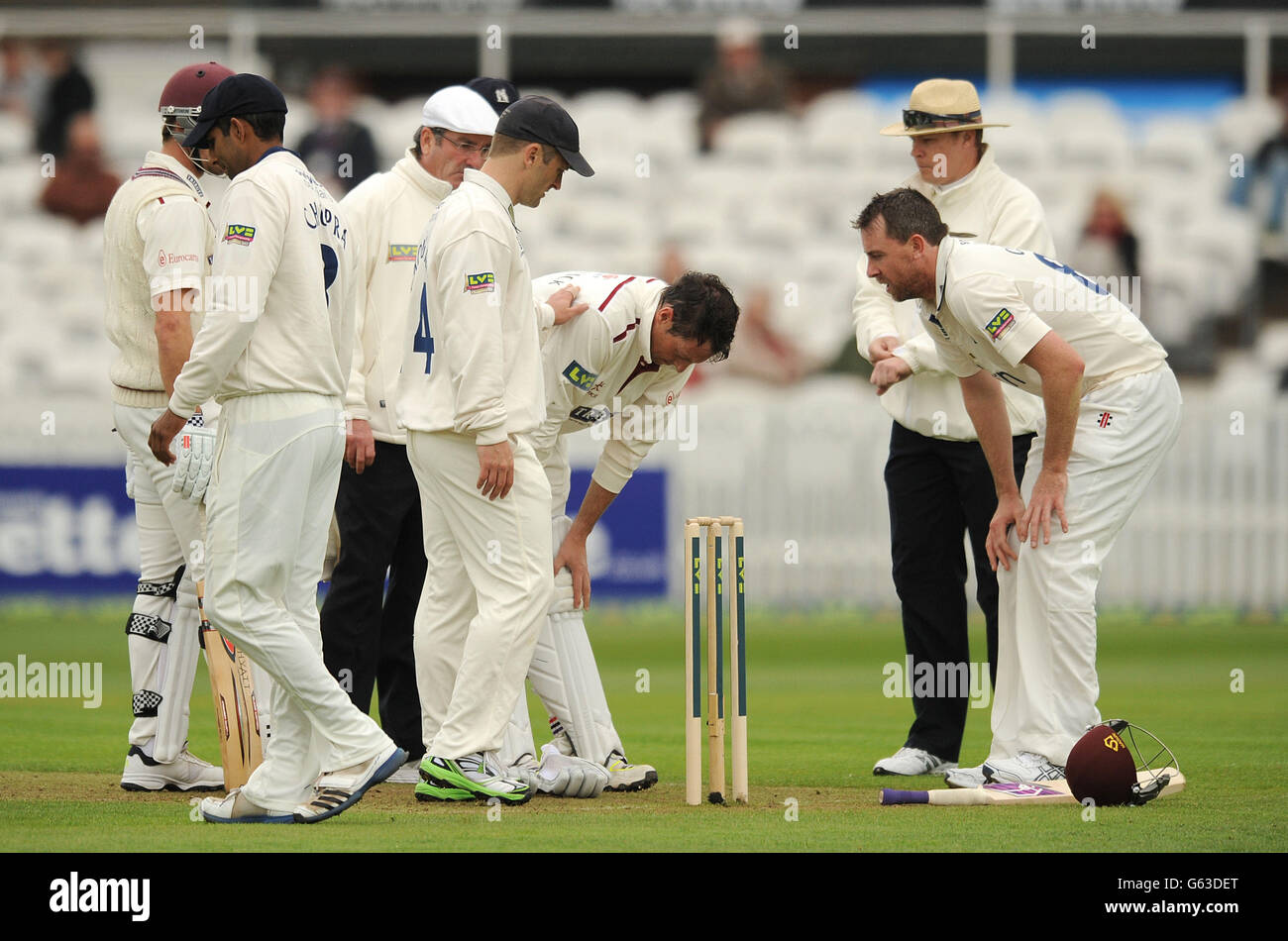 Rikki Clarke (à droite) de Warwickshire vérifie Marcus Trescothick de Somerset après qu'il a été touché par l'un de ses videurs lors du LV= County Championship Division One Match au terrain de comté, Taunton. Banque D'Images