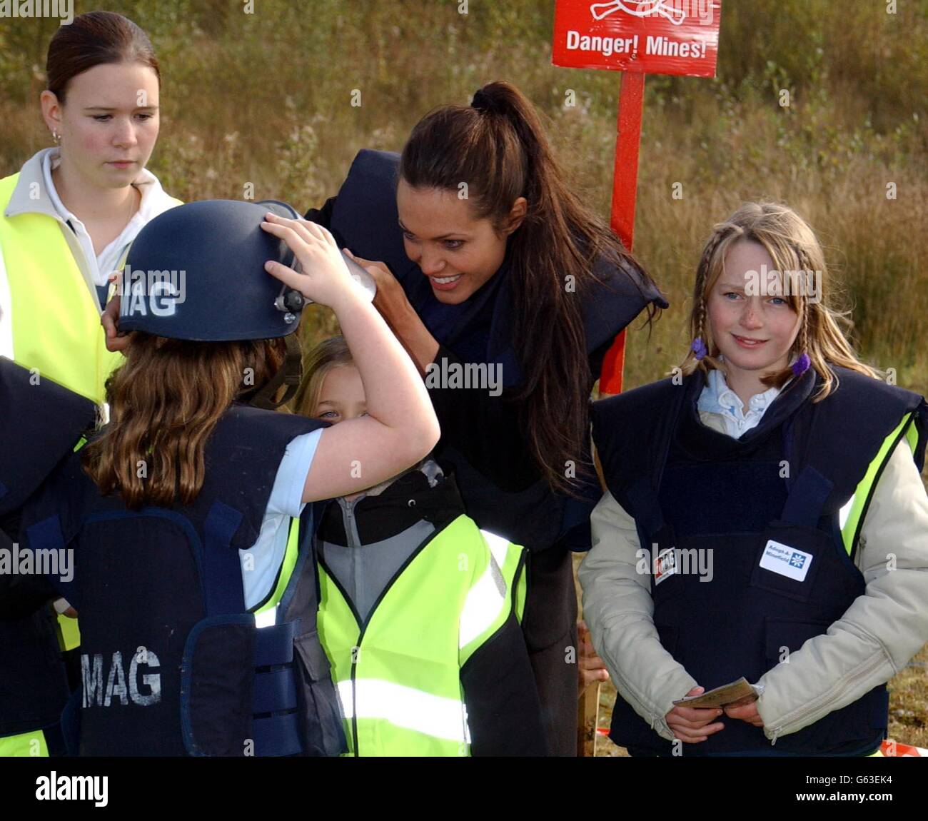 Angelina Jolie Minefield Banque D'Images