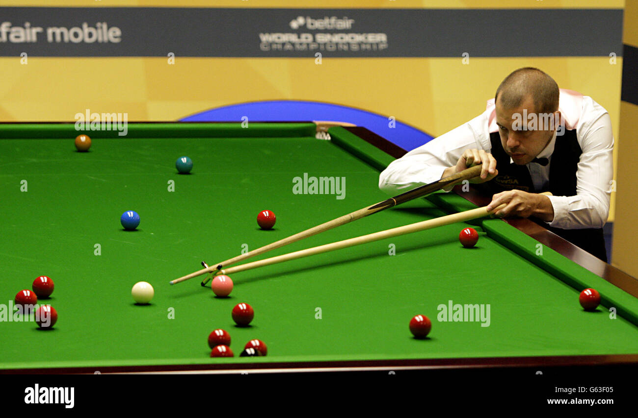 Barry Hawkins en action lors de son quart de finale contre Ding Junhui lors des Championnats du monde de Betfair au Crucible, Sheffield. Banque D'Images