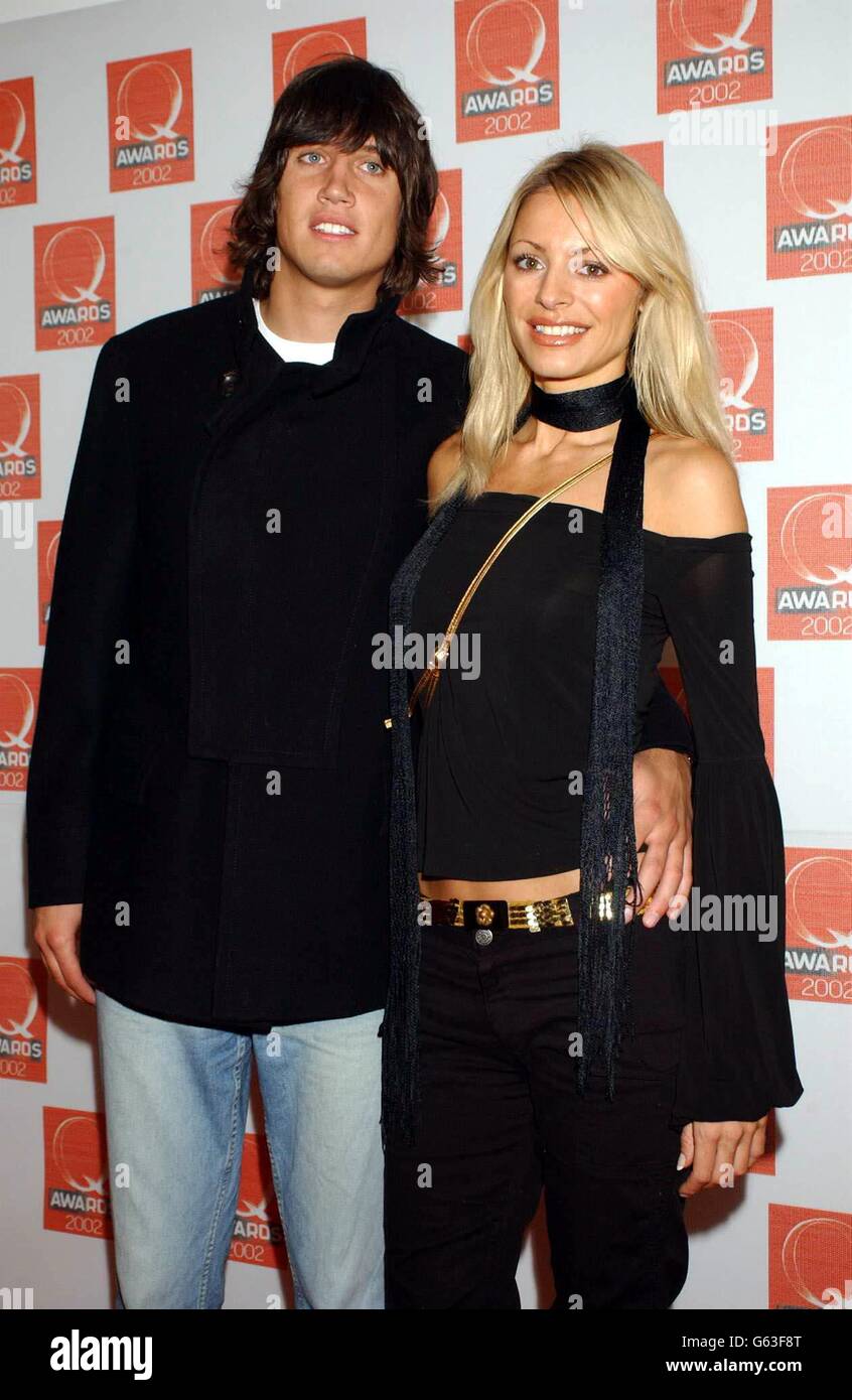 Les présentateurs de la télévision Vernon Kay et Tess Daly arrivent à la Old Saatchi Gallery, dans le nord de Londres, pour les Q Awards 2002. Banque D'Images