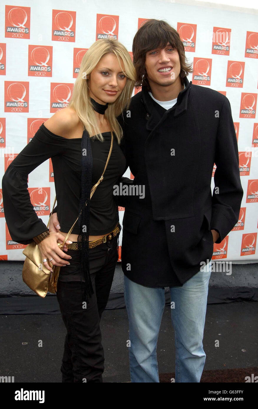 Tess Daly et Vernon Kay, présentateurs de la télévision, arrivent à la Old Saatchi Gallery, dans le nord de Londres, pour les Q Awards 2002. Banque D'Images