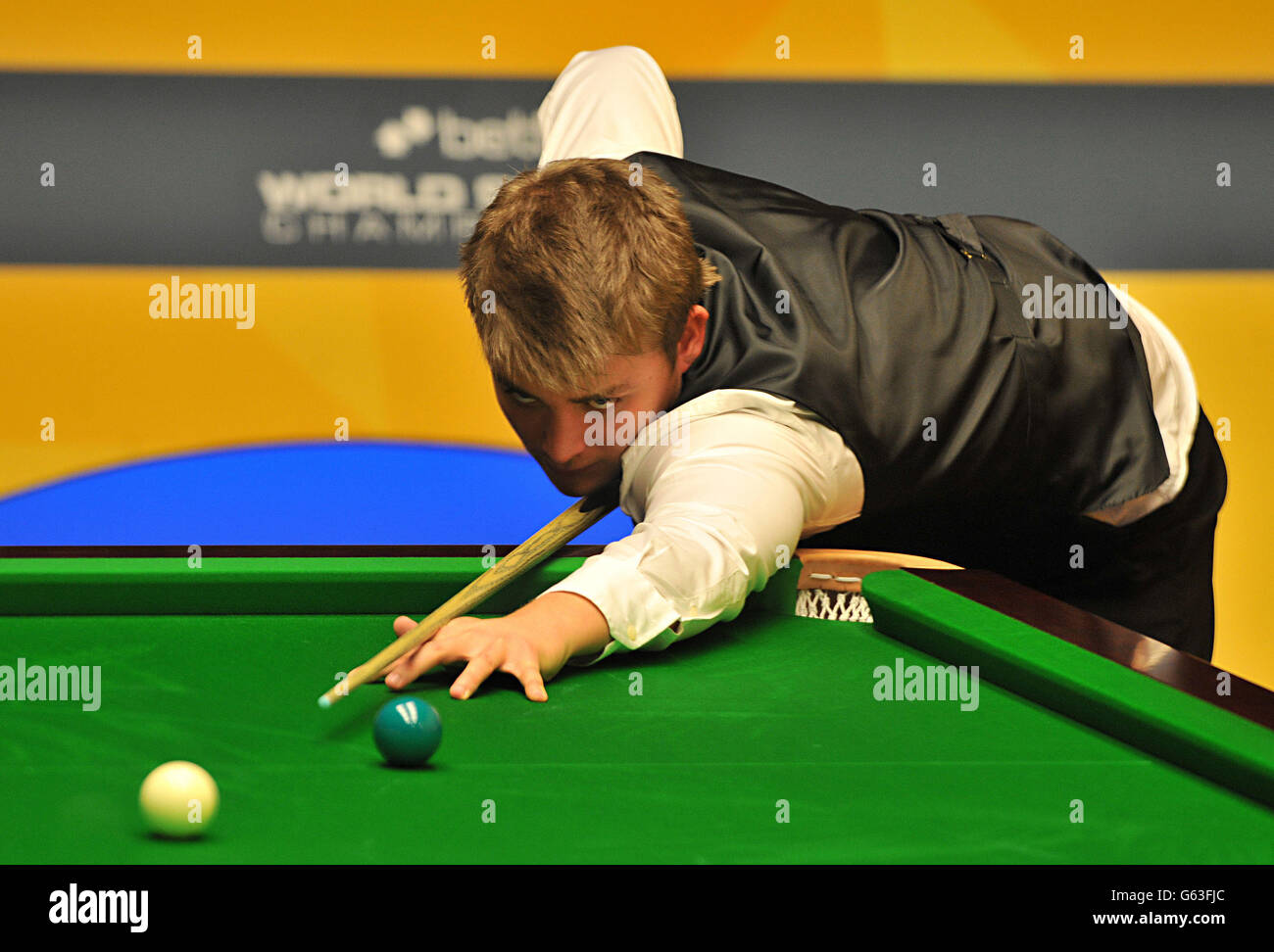 Michael White en action lors de son quart de match final contre Ricky Walden lors des Championnats du monde de Betfair au Crucible, Sheffield. Banque D'Images