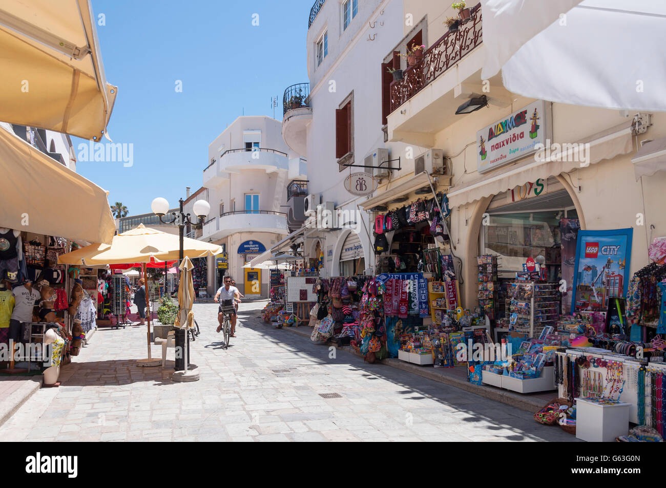 Les boutiques touristiques dans la vieille ville, la ville de Kos, Kos (Cos), du Dodécanèse, Grèce, région sud de la Mer Egée Banque D'Images