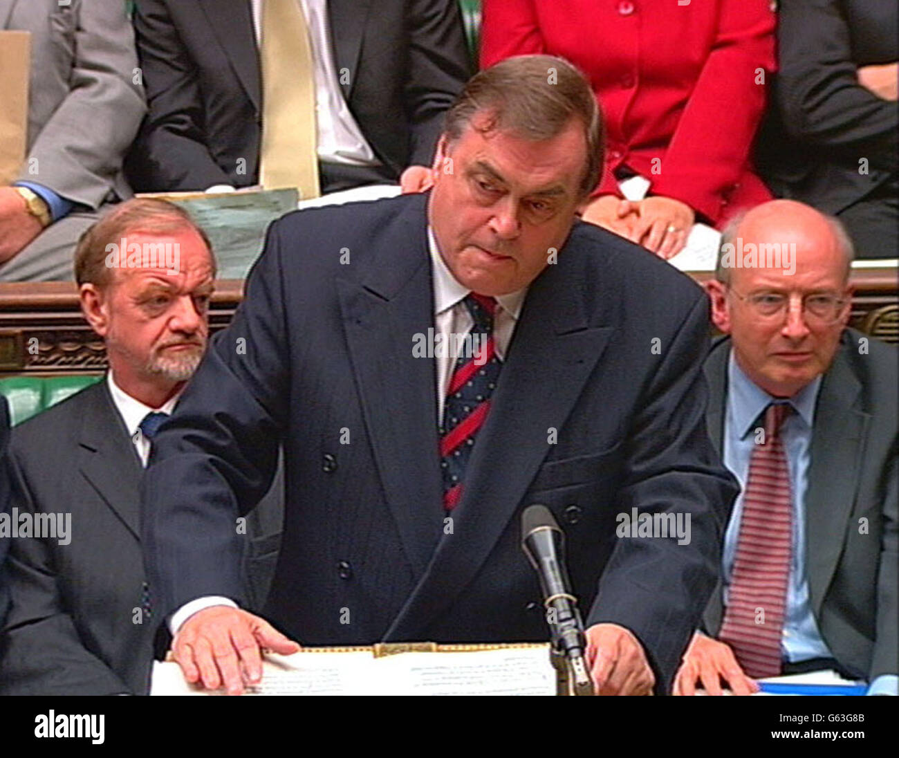 Capture d'écran du vice-premier ministre John Prescott parlant du conflit du pompier à la Chambre des communes, à Londres, avec l'écoute du ministre des pompiers, Nick Raynsford (à droite). * M. Prescott s'exprime au milieu des accusations des dirigeants syndicaux selon lesquelles le gouvernement tente de les faire chanter pour qu'ils appellent à une série de grèves prévues. Banque D'Images