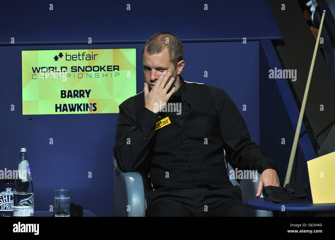 Barry Hawkins est assis à sa chaise dans le match final contre Ronnie O'Sullivan pendant les Championnats du monde de Betfair au Crucible, Sheffield. Banque D'Images