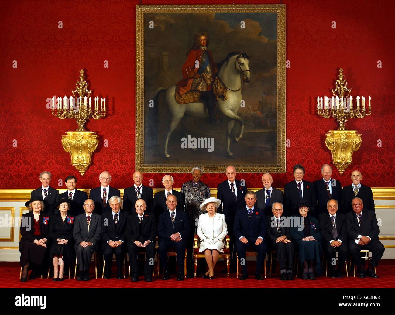 Rassemblement royal distingué dans le centre de Londres pour marquer le centenaire de l'ordre du mérite prestigieux, au Palais St James', Londres. * (l-r) Backrow, Lord May, Sir Roger Penrose, Sir James Black, Lord Foster, Sir Aaron Klug, M. Nelson Mandela, Sir Denis Rooke, Sir Anthony Caro, Sir Tom Stoppard, Lord Rothschild, Sir Edward Fox. (l-r) Frontrow, Dame Joan Sutherland, Lady Thatcher, Dr Frederick Sanger, Professeur Owen Chadwick, sir George Edwards, duc d'Édimbourg, reine Elizabeth II, prince de Galles, sir Andrew Huxley, Dame Cicely Saunders, sir Michael Atiyah, Lord Jenkins. Avant le Banque D'Images