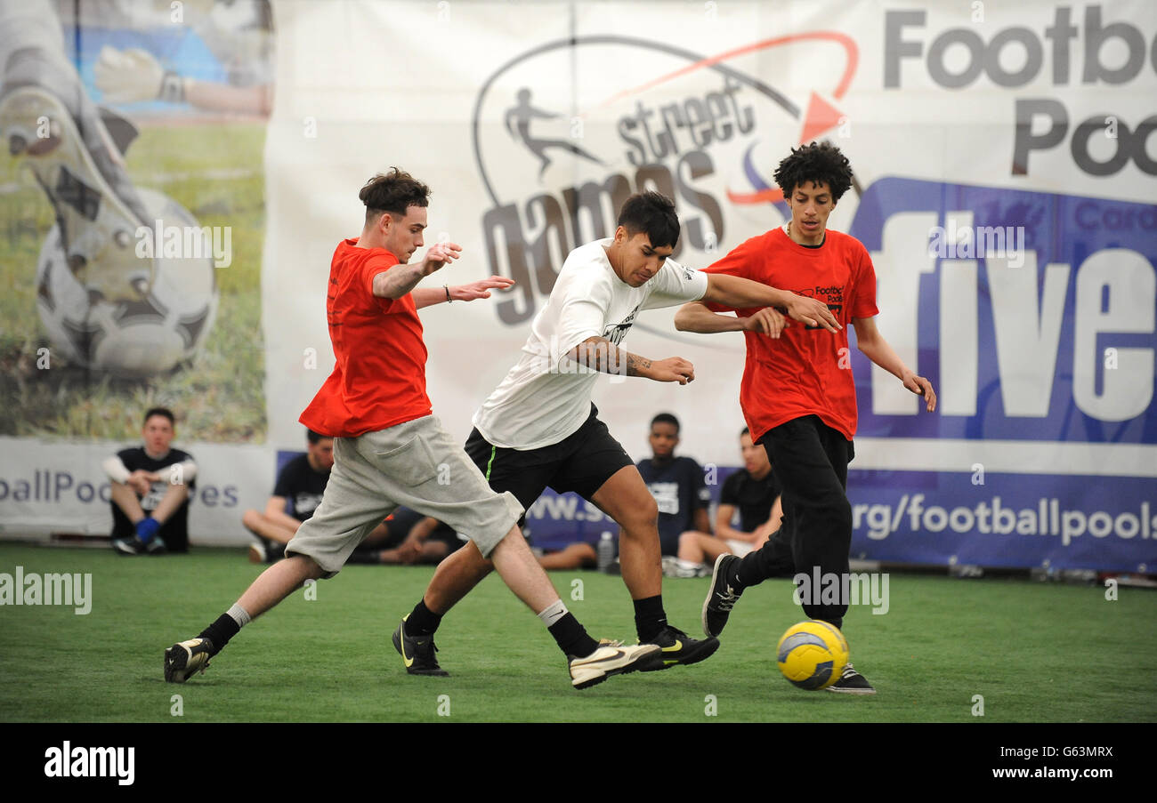 Action au cours du programme StreetGames football pools Fives à Cardiff House of Sport, Cardiff. APPUYEZ SUR ASSOCIATION photo. Date de la photo: Dimanche 12 mai 2013. Le crédit photo devrait être le suivant : Nigel French/PA Wire. Banque D'Images Action au cours du programme StreetGames football pools Fives à Cardiff House of Sport, Cardiff. APPUYEZ SUR ASSOCIATION photo. Date de la photo: Dimanche 12 mai 2013. Le crédit photo devrait être le suivant : Nigel French/PA Wire. Banque D'Images
