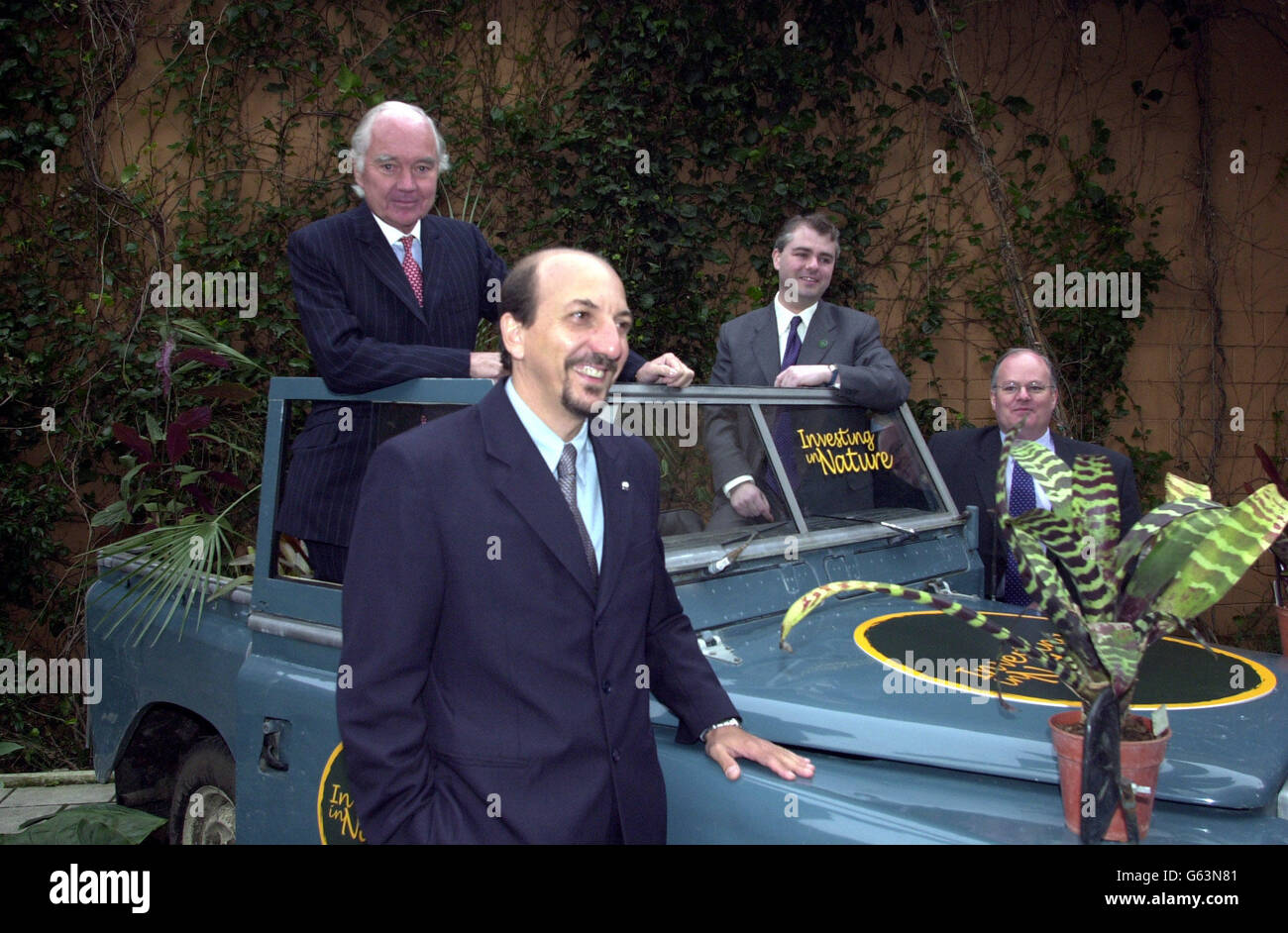 Sir John Bond, Président du Groupe HSBC, devant le cinéma IMAX près de Waterloo, au sud de Londres. HSBC crée un partenariat écologique de 50 millions de dollars sur cinq ans pour financer des projets de conservation dans le monde entier. * HSBC a fait des dons uniques au WWF, au Botanic Gardens conservation International (BSCI) et à Earthwatch dans le but de nettoyer trois des principaux fleuves du monde, Sauver 20,000 espèces de plantes rares de l'extinction et former 200 scientifiques et envoyer 2,000 employés pour travailler sur des projets de recherche sur la conservation vitale dans le monde entier. Banque D'Images
