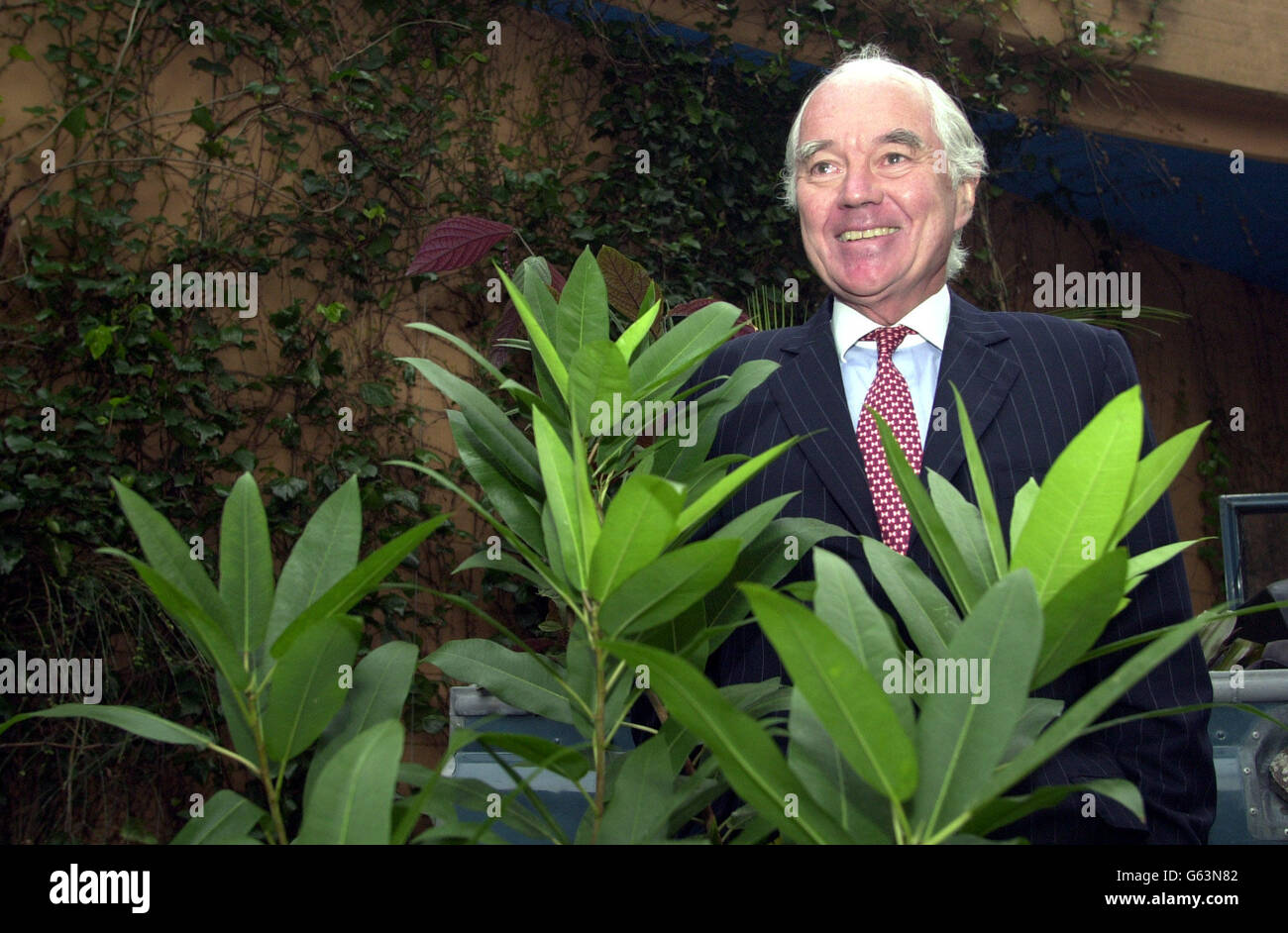 Sir John Bond, Président du Groupe HSBC, devant le cinéma IMAX près de Waterloo, au sud de Londres. HSBC crée un partenariat écologique de 50 millions de dollars sur cinq ans pour financer des projets de conservation dans le monde entier. * HSBC a fait des dons uniques au WWF, au Botanic Gardens conservation International (BSCI) et à Earthwatch dans le but de nettoyer trois des principaux fleuves du monde, Sauver 20,000 espèces de plantes rares de l'extinction et former 200 scientifiques et envoyer 2,000 employés pour travailler sur des projets de recherche sur la conservation vitale dans le monde entier. Banque D'Images