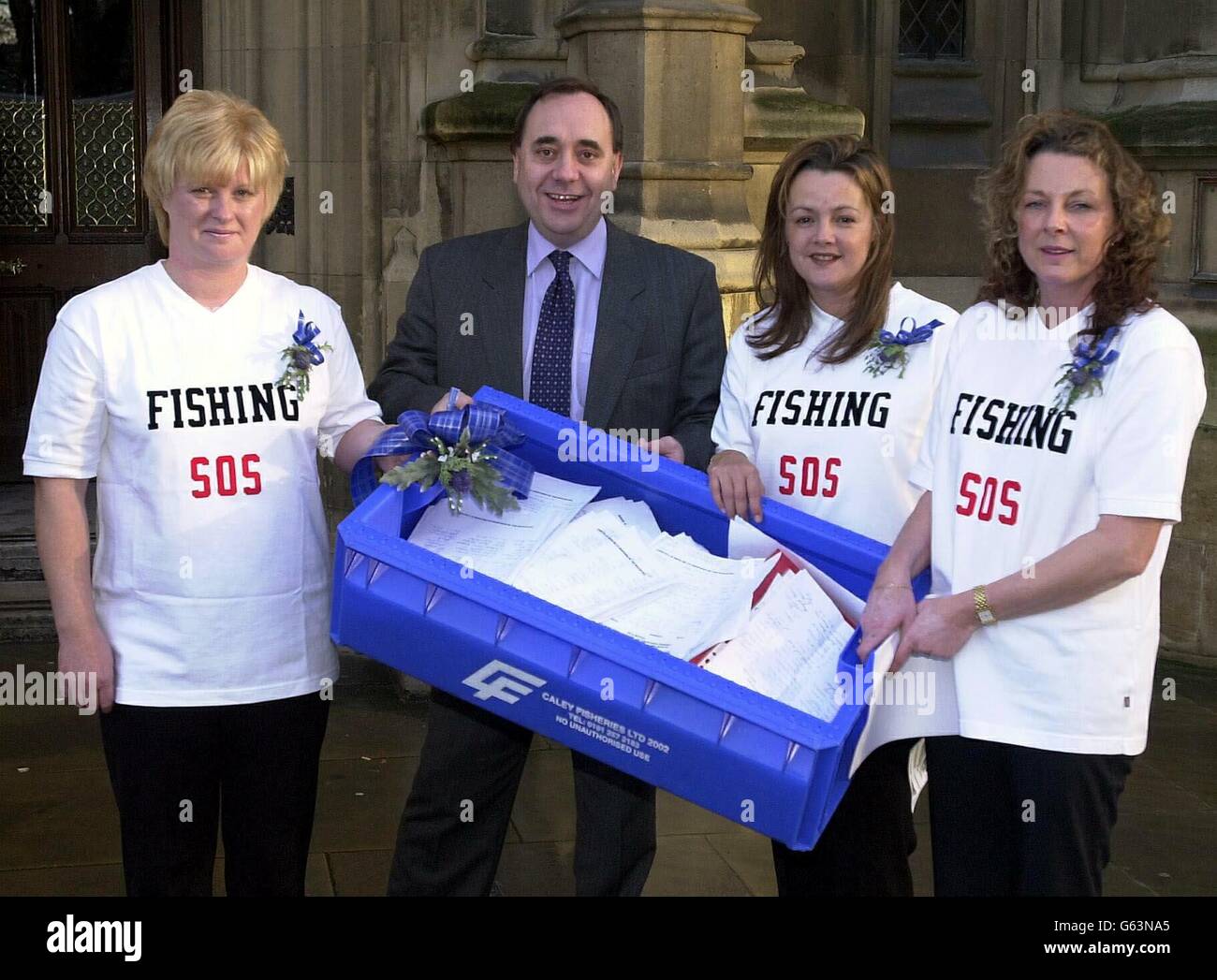 Alex Salmond accueille les femmes de pêcheurs de Banff (de gauche à droite) Caroline Bruce, Carol MacDonald et Morag Ritchie avec leur pétition dans une boîte à poissons à l'extérieur de l'entrée de St Stephen à la Chambre des communes, à Londres. Banque D'Images