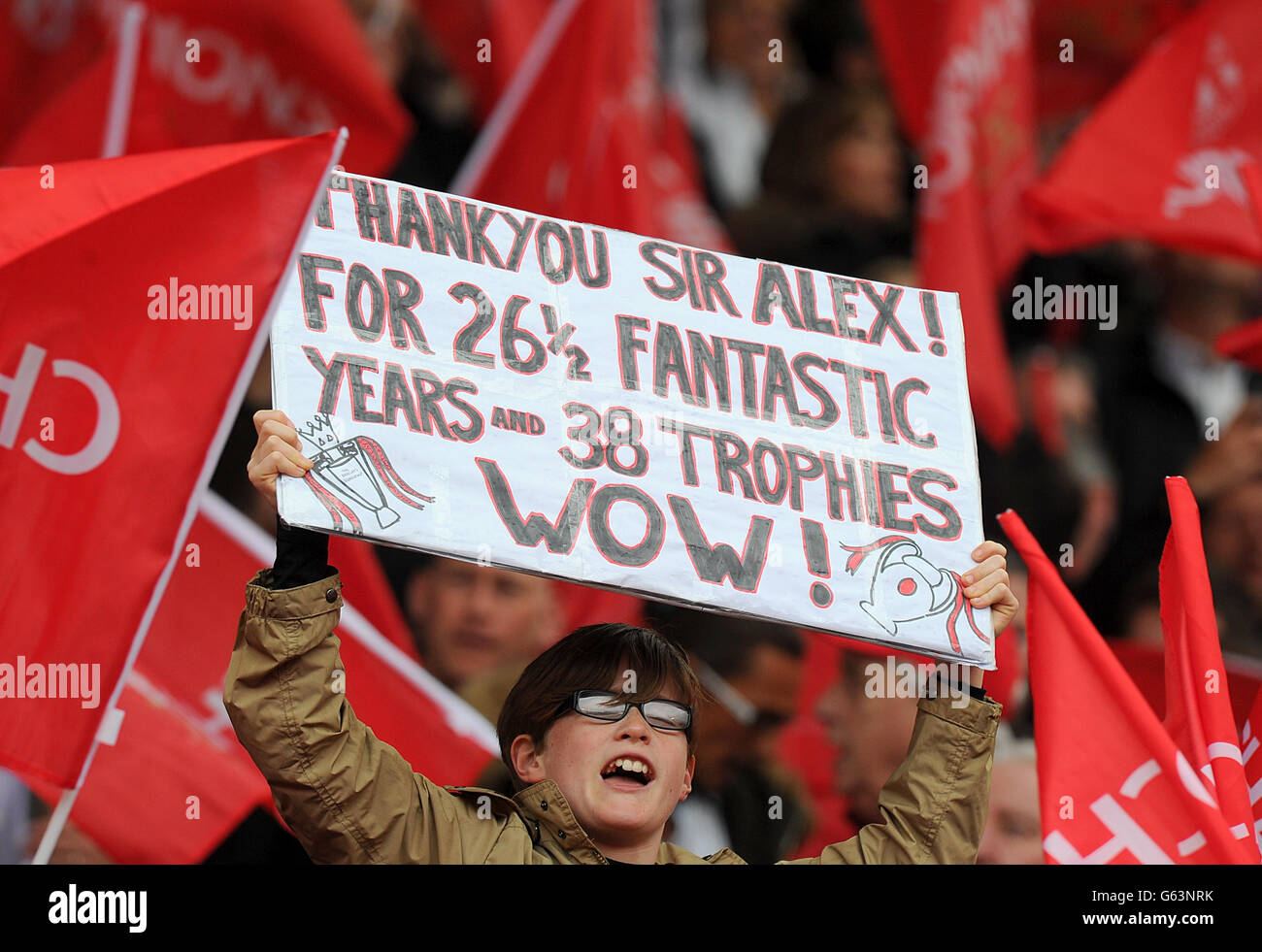 Un fan de Manchester United soutient son équipe et Sir Alex Ferguson avec une bannière qui se lit comme suit : « Thankyou Sir Alex! Pour 26 ans et demi fantastiques et 38 trophées. Ouah ! » Banque D'Images