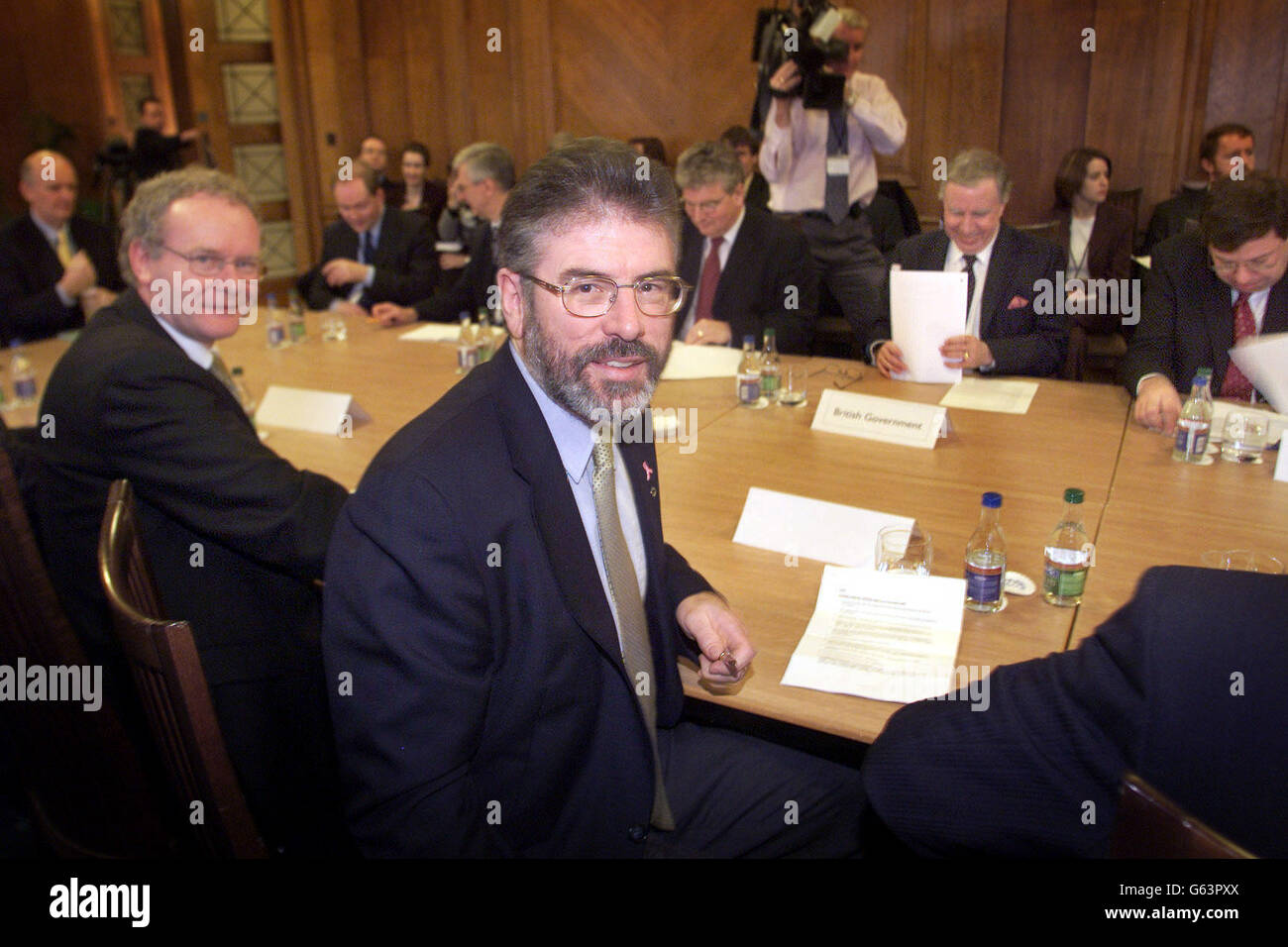 Le président de Sinn Fein, Gerry Adams (au centre), en compagnie du ministre de l'éducation, Martin McGuinness (à gauche), prend leurs sièges en face du ministre irlandais des Affaires étrangères, Brian Cowan, et du secrétaire d'État britannique, Paul Murphy, le jeudi 21 novembre 2002, pour la première série de pourparlers visant à rétablir la décentralisation en Irlande du Nord.Les deux gouvernements ont invité chaque partie à faire une évaluation des problèmes du processus de paix et de la manière dont l'Accord du Vendredi Saint pourrait être pleinement exécuté. Banque D'Images