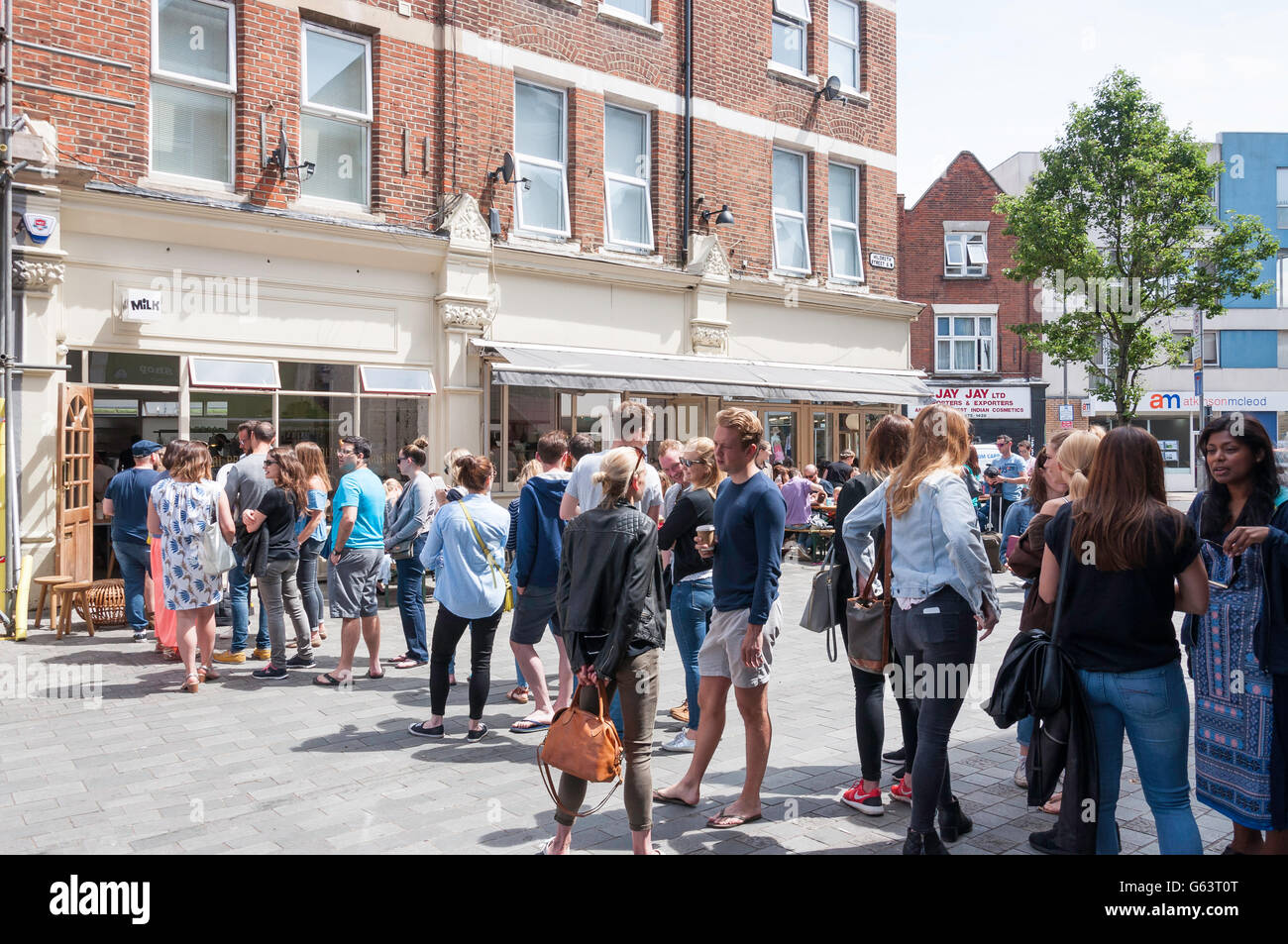 Midi File d'attente pour le café au lait, Hildreth Street, Balham, Département de Wandsworth, Greater London, Angleterre, Royaume-Uni Banque D'Images