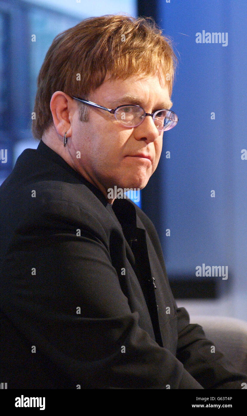 Sir Elton John apparaît sur le programme de divertissement de la BBC Liquid News, au BBC TV Center à Wood Lane, à l'ouest de Londres. Banque D'Images