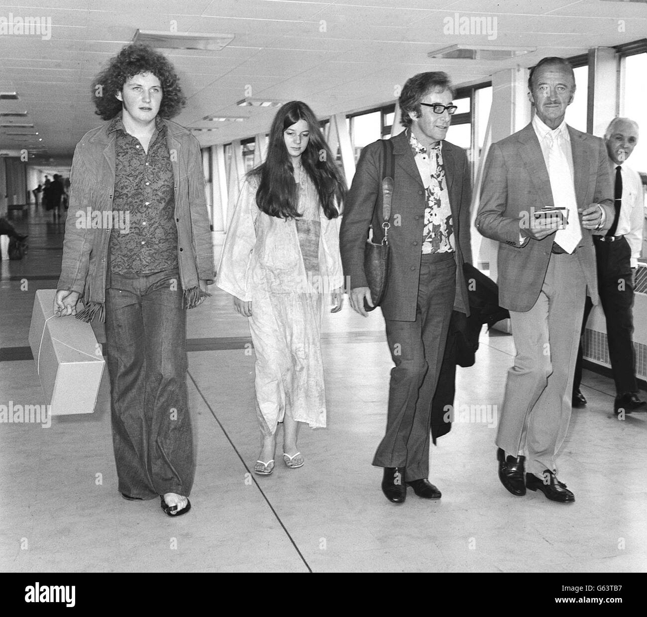 Peter Sellers et David Niven, accompagnés des enfants de Sellers Michael et Sarah, à Heathrow, en direction de Los Angeles. Banque D'Images